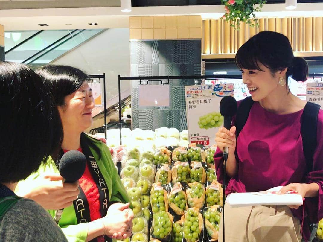 のインスタグラム：「『あぐりずむ in 香港！』 いつものスタジオを飛び出して、香港の取材に行ってきましたー！ （写真6枚、動画1つあります👆🏼） ✈️ 香港のみなさんは、 日本が大好きな方が本当に多かったです！ スーパーに行ってみると、 日本産の野菜や果物、お菓子などが 日本語表記のまま、 そのままたくさん並んでいて驚きました！ そして、日本米やおむすびも！ 🍙 どうして日本のものを選ぶのか、 どんなところが好きなのか、などなど、 たっぷりとお話を聞いてきました。 🎤 12月11.12.13日のあぐりずむ 15.16日のWEEKENDをぜひ😊 聴いて下さいね♪ 🥕 広東語の通訳をしてくださったサマンサさん😆 彼女の力が本当に大きかったです！ サマンサさん、現地のスタッフのみなさん😍 あぐりずむチームのみなさん！ ありがとうございました！多謝！！！！ ♥️ 覚えた広東語 こんにちは「你好（ネイホウ）」 おいしい「好吃（ホウセッ）」 を多用😆 🥟 サマンサさんとは #乃木坂46 が好き同士、 そんなお話でも盛り上がりました🌈 また香港行きたいなー♪ 🎈 #tokyofm #jfn #あぐりずむ #あぐりずむWEEKEND #日本 の #農業 を #応援 する #番組 #ラジオ #radio #香港 #野菜 #果物 #日本産 #日本米 #おむすび」