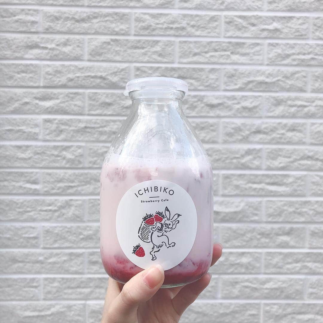 香音さんのインスタグラム写真 - (香音Instagram)「いちびこのいちごミルク飲みたかったんだ〜🤤 たまたま歩いてたら見つけました。🍓 よろこびの舞~☺︎ #ichibico #いちびこ#🍓」11月25日 19時01分 - kanon420_official