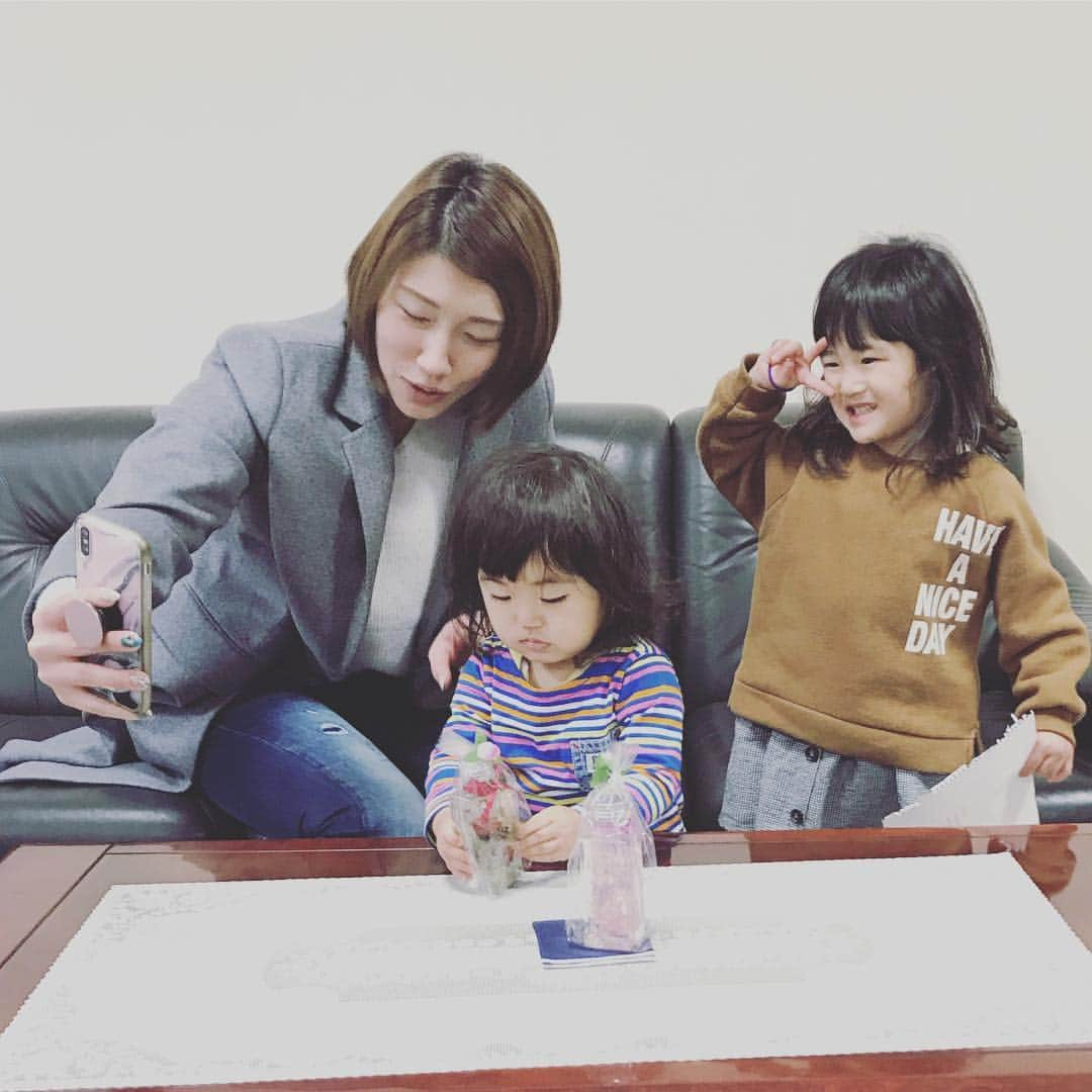 大友愛さんのインスタグラム写真 - (大友愛Instagram)「我が子と写真を撮るのに寝てるがな✋🏻 おきて！おきて！  そりゃ 愛心にも、無視されちゃうょ🤣  #秋本family #狩野舞子#寝る子#寝てるシリーズ #こころ#愛心  @kanochan715」11月25日 19時24分 - ai_dayooon