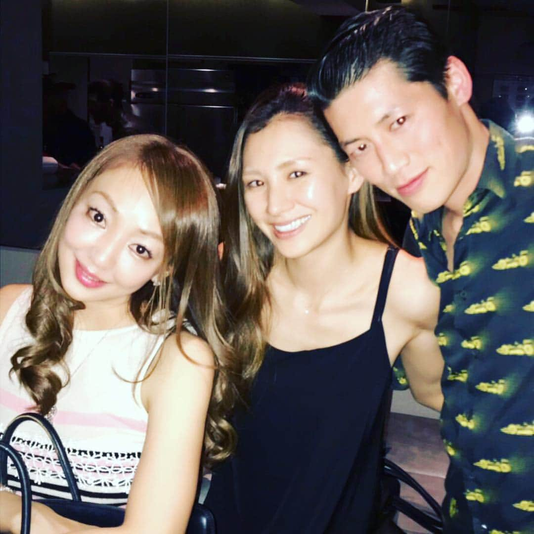 神田うのさんのインスタグラム写真 - (神田うのInstagram)「貴文君にうのちゃんに和牛マフィアに来て欲しいと言われていたので薫ちゃん達と行って参りました😋 シャトーブリアンなどお肉のクオリティーはさる事ながら永山シェフの素晴らしい創作和牛料理が本当に素晴らしかったです😍 香港店オープン日でご一緒出来ませんでしたが祭日でお休みだったのにお店空けてくれててどうもありがとう😊 日本が誇る和牛を世界に広めようとしている貴文君、香港店オープンおめでとう㊗️🎉🍾 #堀江貴文 君#経営 #和牛マフィア #wagyumafia #中島薫 ちゃんと#美味しく #楽しく #最高 な#和牛 を#堪能 致しました#シャトーブリアン #wagyu #赤坂 #akasaka #神田うの #unokanda #uno」11月25日 19時28分 - unokandaofficial