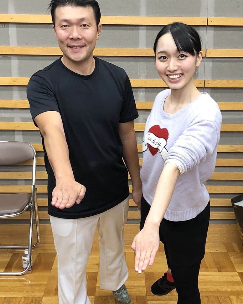 のインスタグラム：「#オラキオ さん #細かすぎて伝わらないモノマネ  といえば  の  オラキオさん。  まさかの  コラボしていただいて。  無事に  オンエアにものって  感謝しております。 　感謝しても  しきれません。  今回も  昨年に引き続き  ファイナリストとして  3回もネタを  ありがたい。  オーディション  めちゃくちゃ大変だった。  ほんとに。  この一年  生きててよかった。  天国の父親が  オラキオさんのこと好きで好きで  よく親子で みてて憧れてました。  こうなったことを  とても心から嬉しく思います。  父親が大好きだった 細かすぎて そして オラキオさん  あれ？  こういう系の話  前にもしたような、、、（一年前か。） オラキオ体操クラブの皆様も 本当に沢山色々と ありがとうございました！  #フジテレビ#細かすぎて伝わらないモノマネ選手権 #松浦景子 #シェイシェイラオスー #謝謝老師 #体操選手 #テイッ #B級インド映画 #ラッシー #ガンジー #マハラジャ #オラキオ体操クラブ #吉本新喜劇#新喜劇 #よしもと新喜劇 #松浦景子バレエ #バレリーナ#バレエ#バレエダンサー#女芸人#芸人#お笑い芸人#balletdancer#balletpost#balletgirl#ballet_instagram#balletgram#balletlover」