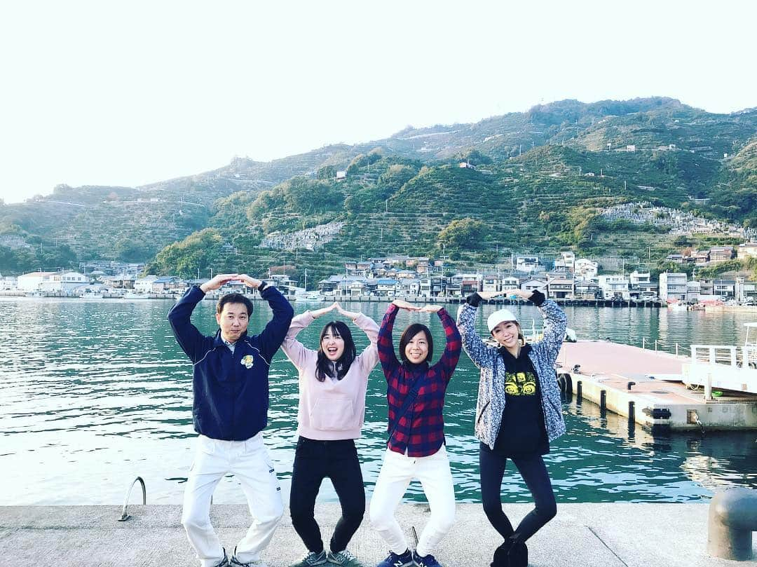 浜崎美保さんのインスタグラム写真 - (浜崎美保Instagram)「今回の取材でお世話になった八幡浜市役所で地域づくりを支援している河野有紀さん、谷本沙季美さん😊🍊 ・ ・ そして、スカロケ移住推進部🚀×TURNS📖初の体験移住企画＠愛媛県🍊愛顔のひめターンで移住体験者に選ばれた山梨県甲府市の竹尾奈津子さんと😉📸 ・ ・ ・ 「八幡浜ポーズしましょう😆」と提案したら「そういうものはないです😳」とのことで ・ ・ 試行錯誤🧐😋😂😁 ・ ・ 『八』と『８』どっちがいいかな🤣⁉️ ・ ・  #愛媛 #八幡浜 #八幡浜ポーズ #八ポーズ #8ポーズ #八ちゃんねる」11月25日 20時26分 - mihohamasaki_japan