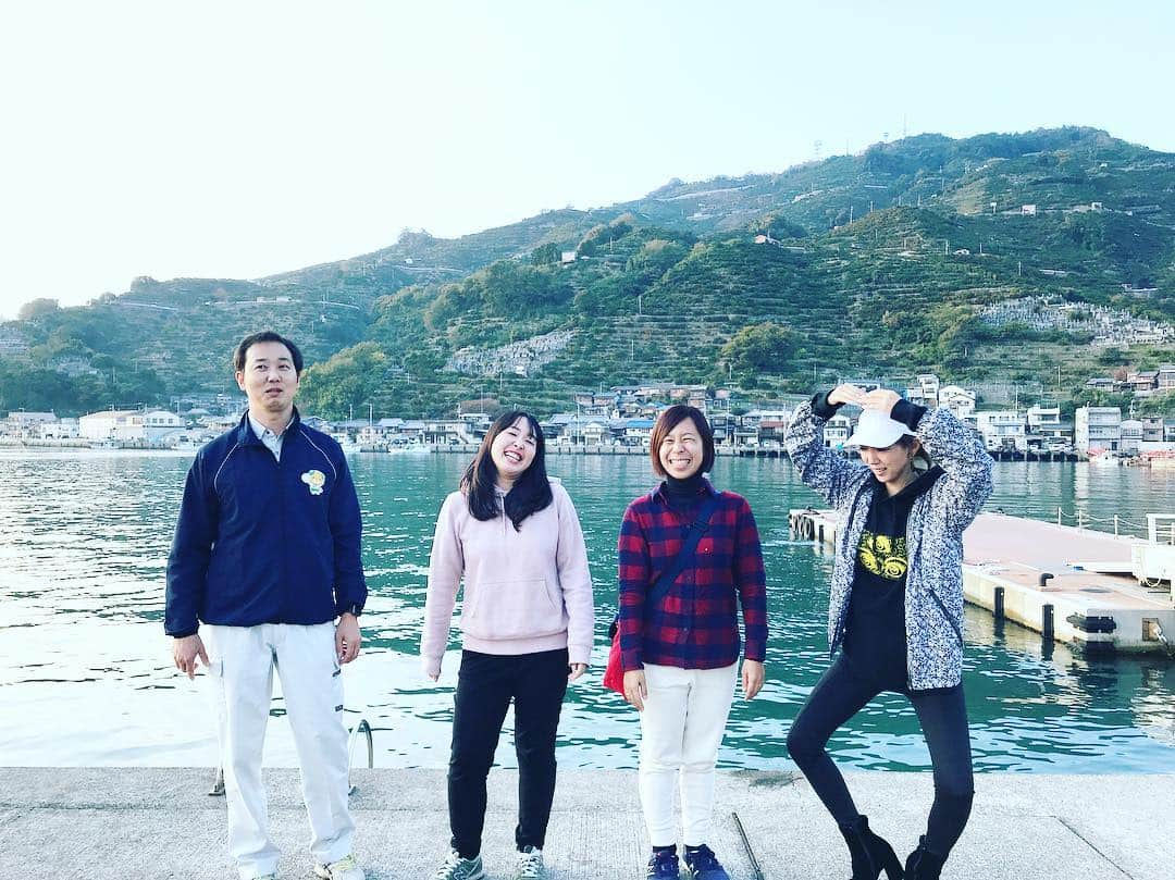 浜崎美保さんのインスタグラム写真 - (浜崎美保Instagram)「今回の取材でお世話になった八幡浜市役所で地域づくりを支援している河野有紀さん、谷本沙季美さん😊🍊 ・ ・ そして、スカロケ移住推進部🚀×TURNS📖初の体験移住企画＠愛媛県🍊愛顔のひめターンで移住体験者に選ばれた山梨県甲府市の竹尾奈津子さんと😉📸 ・ ・ ・ 「八幡浜ポーズしましょう😆」と提案したら「そういうものはないです😳」とのことで ・ ・ 試行錯誤🧐😋😂😁 ・ ・ 『八』と『８』どっちがいいかな🤣⁉️ ・ ・  #愛媛 #八幡浜 #八幡浜ポーズ #八ポーズ #8ポーズ #八ちゃんねる」11月25日 20時26分 - mihohamasaki_japan