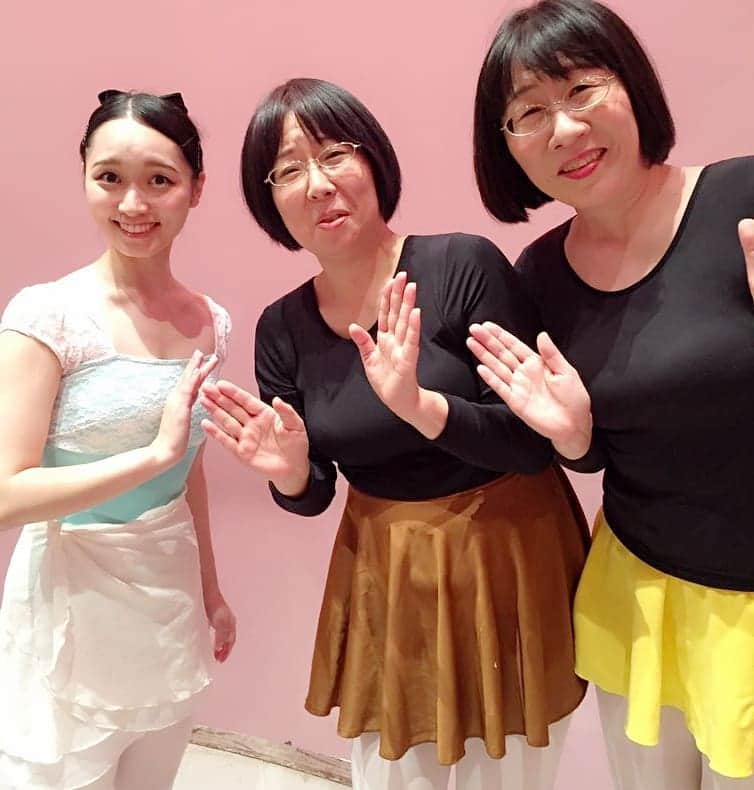 のインスタグラム：「そして、#阿佐ヶ谷姉妹 さん  #細かすぎて伝わらないモノマネ  またまたコラボしていただいて。  もう幸せでした。  本当に大好きで  憧れで  同じ仕事のとき  いつも気さくに楽しく話してくださって  感謝しております。  本当に最高のお二人だなぁって  思います❤  オラキオさんにしても 阿佐ヶ谷姉妹さんにしても  お三方  みなさん  歴代  チャンピオンやん！  わたしみたいな  若輩者が・・・申し訳ないですホントに(ﾟ∀ﾟ) 　光栄です！  #美人三姉妹 #美女三姉妹 #フジテレビ#細かすぎて伝わらないモノマネ選手権 #松浦景子 #シェイシェイラオスー #謝謝老師 #バレエの先生 #玄関開けたらいる人 #THEW #頑張ってください #全力応援 #吉本新喜劇#新喜劇 #よしもと新喜劇 #松浦景子バレエ #バレリーナ#バレエ#バレエダンサー#女芸人#芸人#お笑い芸人#balletdancer#balletpost#balletgirl#ballet_instagram#balletgram#balletlover」