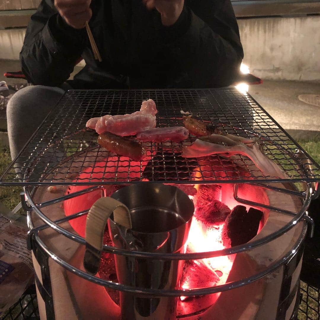 渡辺俊介のインスタグラム：「庭プチキャンプ、しばし脳休憩 サロマ湖の牡蠣&帆立 ありがとう 玉井&加藤  #玉井大翔」