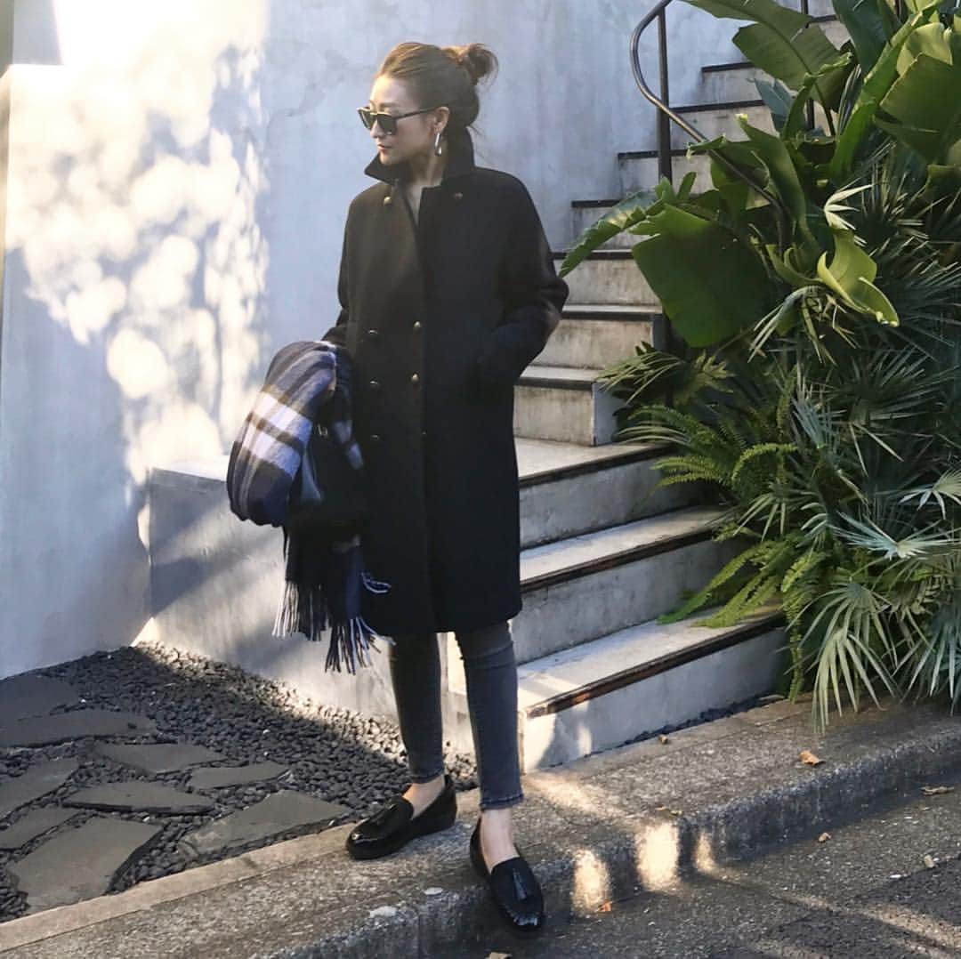 金子麻貴さんのインスタグラム写真 - (金子麻貴Instagram)「この前のお出かけはシンプルにメンズライクなコートとローファー。  浅履きソックス履いてるけど足首出すのもそろそろ限界な寒さになりましたね。ローファーは安定の @fitflop_japan 😚💕 子連れでよく歩く日はこれに限る！！ . . .  #fashion#allsaints#fitflop#gap#isook#fendi#フィットフロップ#シンプルコーデ#ママコーデ#コート」11月25日 20時45分 - mtmmaki