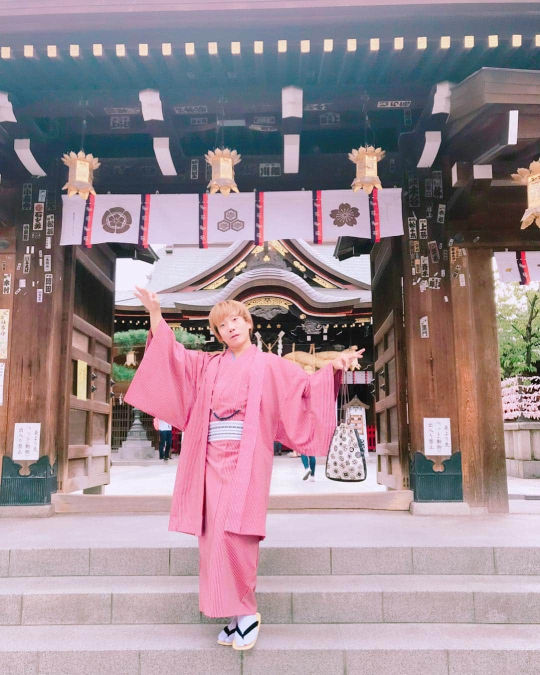 時椿サスケさんのインスタグラム写真 - (時椿サスケInstagram)「着物in神社⛩  #日本人だなーって感じ #お店の人に何色が似合うと思いますって聞いたら桃色って言われました #でこれです #巾着袋みたいなのも持たせてもらいました #久々に着物着たけどいい感じやん #チマチョゴリも良かったけど着物もええなー #どんだけ〜」11月25日 20時59分 - zashiki_sasuke