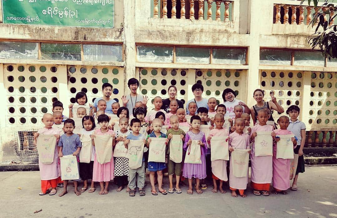 緑川まりさんのインスタグラム写真 - (緑川まりInstagram)「2018年11月のミンガラーバー . . . ミャンマーに住み始めて今日で 1ヶ月が経ちました。 . . .  もう1ヶ月か、とも思うし まだ1ヶ月しか経ってない。 とも思う。 人生でめちゃくちゃ濃い1ヶ月でした。 . . 学校でミャンマー語を習いながらお仕事もさせてもらって ホームシックにもかかりましたが、楽しくやっています。 . . LINEがある時代で良かった . . 少し外に出るだけでも日焼けが止まらないので、UVケアを早急に対策します。 . . 応援してくれてる皆さま。 いつも チェーズーティンバーデー！(ありがとうございます) . . .  #たこパ #ミャンマーのタコはバケモノ #文字読めるようになってきた #読めるだけ #意味わからん #バス #気をつけないと骨折 #シュエダゴンパヤー #タイガース #コムロ死亡 #satoly #アーキー #孤児院 #ミャンマー交響楽団 #チャウッタージーパヤー #藤崎マーケットトキ さん #ゆりやんレトリィバァ #おがさん #誠子 #JAPAN #myanmar #sumimasu #geinin #shwedagonpagoda #yangon #ဂျပန် #လုပ်ဆောင် #ဗဟန်းလမ်း,」11月25日 21時21分 - midorikawa06