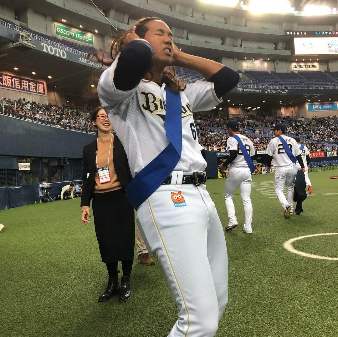 白崎浩之さんのインスタグラム写真 - (白崎浩之Instagram)「いつも応援していただいてありがとうございます。 今日は日ごろの感謝を返させて頂き、尚且つ楽しませていただきました。 大阪に来て4ヶ月でしたがとても親しみやすく、接しやすくして頂いて感謝しております。 会長、可愛子ぶってんじゃねーぞ かわいーじゃねーかって思わず言っちまったろ笑 おい宗、なんか見たことあるけど本当に宗か？かつら取れちゃったじゃないよ かわいーじゃねーか笑 こんなバファローズの一員になれた事感謝します。 これからもよろしくお願いします。  #若月健矢 #宗佑磨 #ファン感謝祭 #オリックスバファローズ」11月25日 21時05分 - shirasaki_hiroyuki