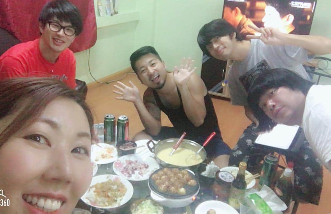 緑川まりのインスタグラム：「2018年11月のミンガラーバー . . . ミャンマーに住み始めて今日で 1ヶ月が経ちました。 . . .  もう1ヶ月か、とも思うし まだ1ヶ月しか経ってない。 とも思う。 人生でめちゃくちゃ濃い1ヶ月でした。 . . 学校でミャンマー語を習いながらお仕事もさせてもらって ホームシックにもかかりましたが、楽しくやっています。 . . LINEがある時代で良かった . . 少し外に出るだけでも日焼けが止まらないので、UVケアを早急に対策します。 . . 応援してくれてる皆さま。 いつも チェーズーティンバーデー！(ありがとうございます) . . .  #たこパ #ミャンマーのタコはバケモノ #文字読めるようになってきた #読めるだけ #意味わからん #バス #気をつけないと骨折 #シュエダゴンパヤー #タイガース #コムロ死亡 #satoly #アーキー #孤児院 #ミャンマー交響楽団 #チャウッタージーパヤー #藤崎マーケットトキ さん #ゆりやんレトリィバァ #おがさん #誠子 #JAPAN #myanmar #sumimasu #geinin #shwedagonpagoda #yangon #ဂျပန် #လုပ်ဆောင် #ဗဟန်းလမ်း,」