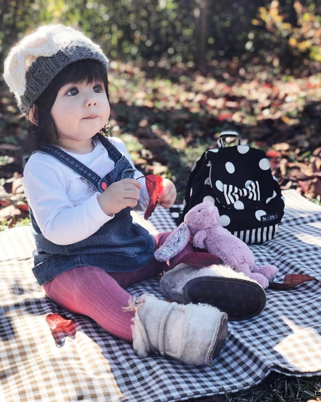 大橋菜央さんのインスタグラム写真 - (大橋菜央Instagram)「Picnic in the great-grandma’s garden👵🍁 . . . . ひいおばあちゃん家の庭🏡 . リュックにおやつを詰め込んで 紅葉した桜の樹の下でピクニック🐰🍪 . 生まれた時ぶかぶかで いったいいつかぶれるんだろうと思ったニットキャップは もうすっかりジャストサイズ❣️ . きっとあっという間にこのリュックも自分で背負って ブーツで歩き出すんだろうな☺️💓 . . #boots @cunaselect  #bag @colorfulcandystyle  #skirt #obaibi #tshirt @lilyscloset_ebisu . . #小豆島 #小豆島旅行 #小豆島旅 #週末旅 #ひいおばあちゃんの家 #赤ちゃんづれ旅行  #赤ちゃんのいる暮らし #生後9ヶ月 #たれ眉 #miababyliving  #naoliving_shodoshima #miababyliving_hair」11月25日 21時29分 - naoliving