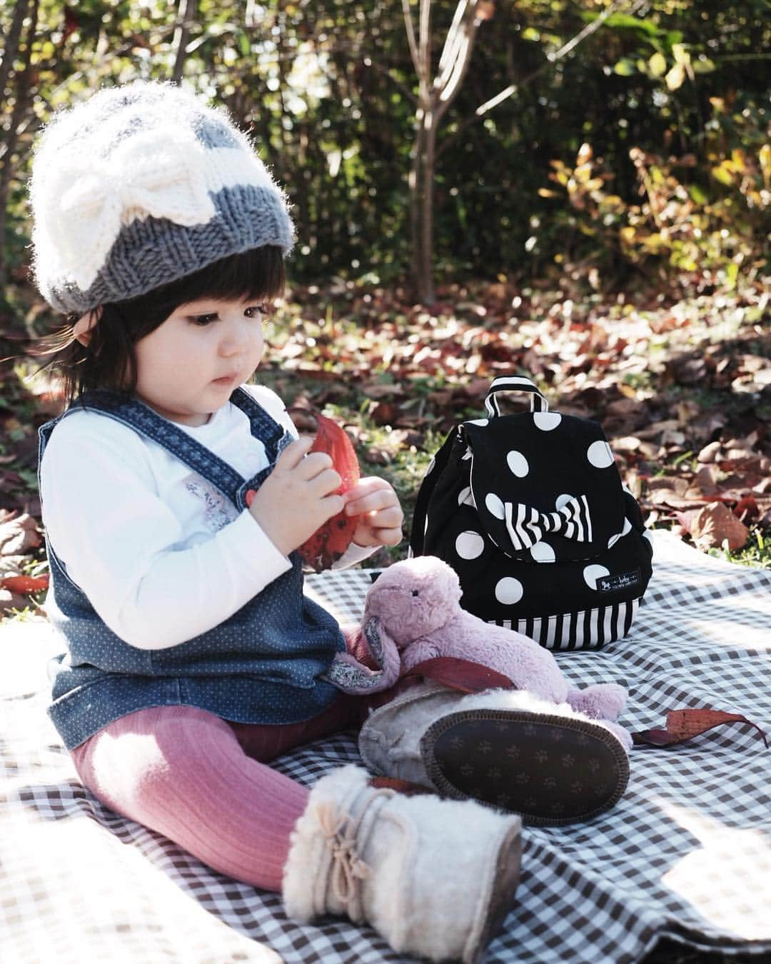 大橋菜央さんのインスタグラム写真 - (大橋菜央Instagram)「Picnic in the great-grandma’s garden👵🍁 . . . . ひいおばあちゃん家の庭🏡 . リュックにおやつを詰め込んで 紅葉した桜の樹の下でピクニック🐰🍪 . 生まれた時ぶかぶかで いったいいつかぶれるんだろうと思ったニットキャップは もうすっかりジャストサイズ❣️ . きっとあっという間にこのリュックも自分で背負って ブーツで歩き出すんだろうな☺️💓 . . #boots @cunaselect  #bag @colorfulcandystyle  #skirt #obaibi #tshirt @lilyscloset_ebisu . . #小豆島 #小豆島旅行 #小豆島旅 #週末旅 #ひいおばあちゃんの家 #赤ちゃんづれ旅行  #赤ちゃんのいる暮らし #生後9ヶ月 #たれ眉 #miababyliving  #naoliving_shodoshima #miababyliving_hair」11月25日 21時29分 - naoliving