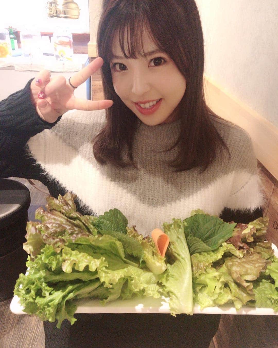 白川未奈さんのインスタグラム写真 - (白川未奈Instagram)「韓国料理を、椿原愛におしえてもらっていますなう。  #韓国料理 #肉 #サムギョプサル #sexy#idol#japan #tokyo#model#camera#me#gilr#gilrs」11月25日 21時51分 - mina_shirakawa