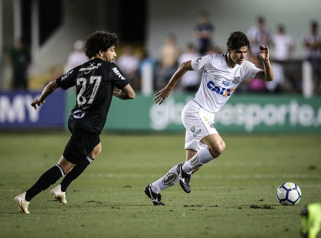ドドのインスタグラム：「Nos despedimos da Vila com uma vitória. Era o mínimo que podíamos fazer por essa camisa. 🐳⚪️⚫️ #SANxCAM #Brasileirão2018 #SantosSempreSantos 📸 @nogueirafoto」