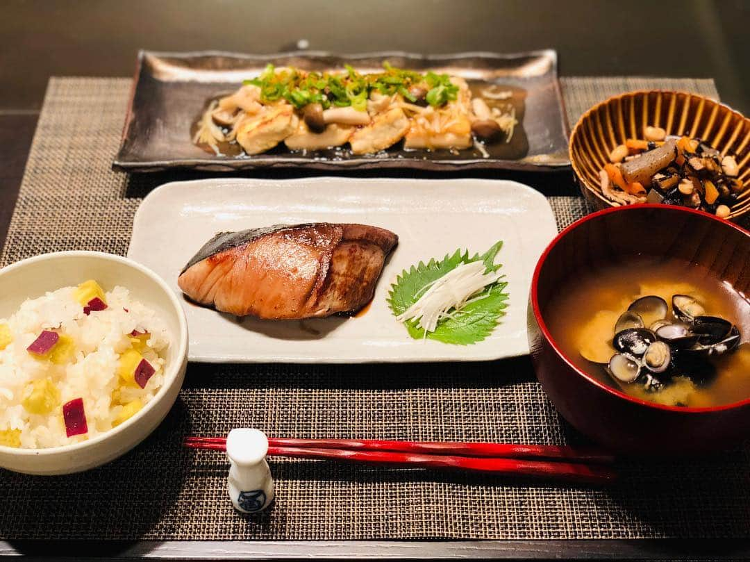 真飛聖さんのインスタグラム写真 - (真飛聖Instagram)「☺︎まとぶ飯☺︎ 夜ごはん🥢  ぶりの照り焼き。  豆腐ステーキ。 〜きのこのあんかけに 青ネギ と七味を〜  ひじきの煮物。  さつまいもごはん🍠。 〜昨日の蒸しパンの余りで さつまいもごはんに〜 でも、、今日のメニューには  白ごはんが1番合うと思います（笑）  しじみのお味噌汁。  昨日のさつまいも蒸しパンのレシピも書いてみました。  #まとぶ飯 #真飛聖」11月25日 22時10分 - sei_matobu