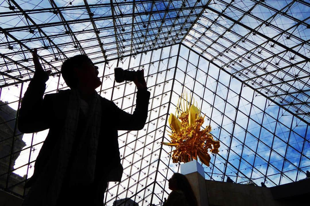 福山雅治さんのインスタグラム写真 - (福山雅治Instagram)「#Paris #ルーブル美術館 #muséedulouvre #名和晃平 #koheinawa #地底人ラジオ収録中 #左手のデンスケにも注目」11月25日 22時13分 - masaharu_fukuyama_official