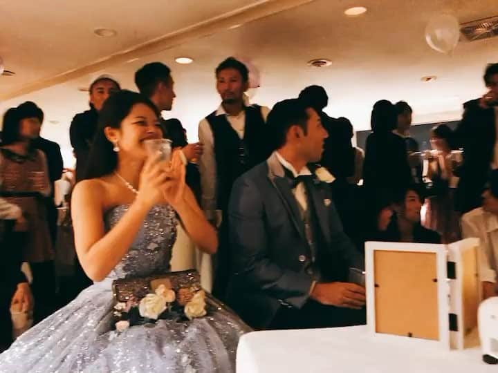 のインスタグラム：「昨夜はシークレットゲストという形で船上ウェディングパーティーのDJをしてきました💒 新郎新婦共に自分のDJを応援してくれていて、サプライズをすごく喜んでもらえたようでおれもとても幸せな気持ちになったなー！ そして改めて、自分は音楽を通して人を幸せにするDJという仕事をしているのだと胸が熱くなる想いです。  素晴らしいパーティーを企画して招待してくれた @afromance やパーティーを準備してくれたみなさん、どうもありがとう！！！. ササくん おーみちゃん 本当におめでとう㊗️ 素敵な二人の門出をお祝いできて光栄です☺️. 末永くお幸せに✨  #weddingdj #weddingdjs #happywedding #weddingparty #djkomori #bitzcam #sugarbitz #djlife #happytime #brunomars #結婚パーティー#lifeisbeautiful #marryyou #アフロマンス天才説 #新婦の笑顔が女神  #船の中で1時間隠れてた #次はあなたのパーティーかも知れませんよ」
