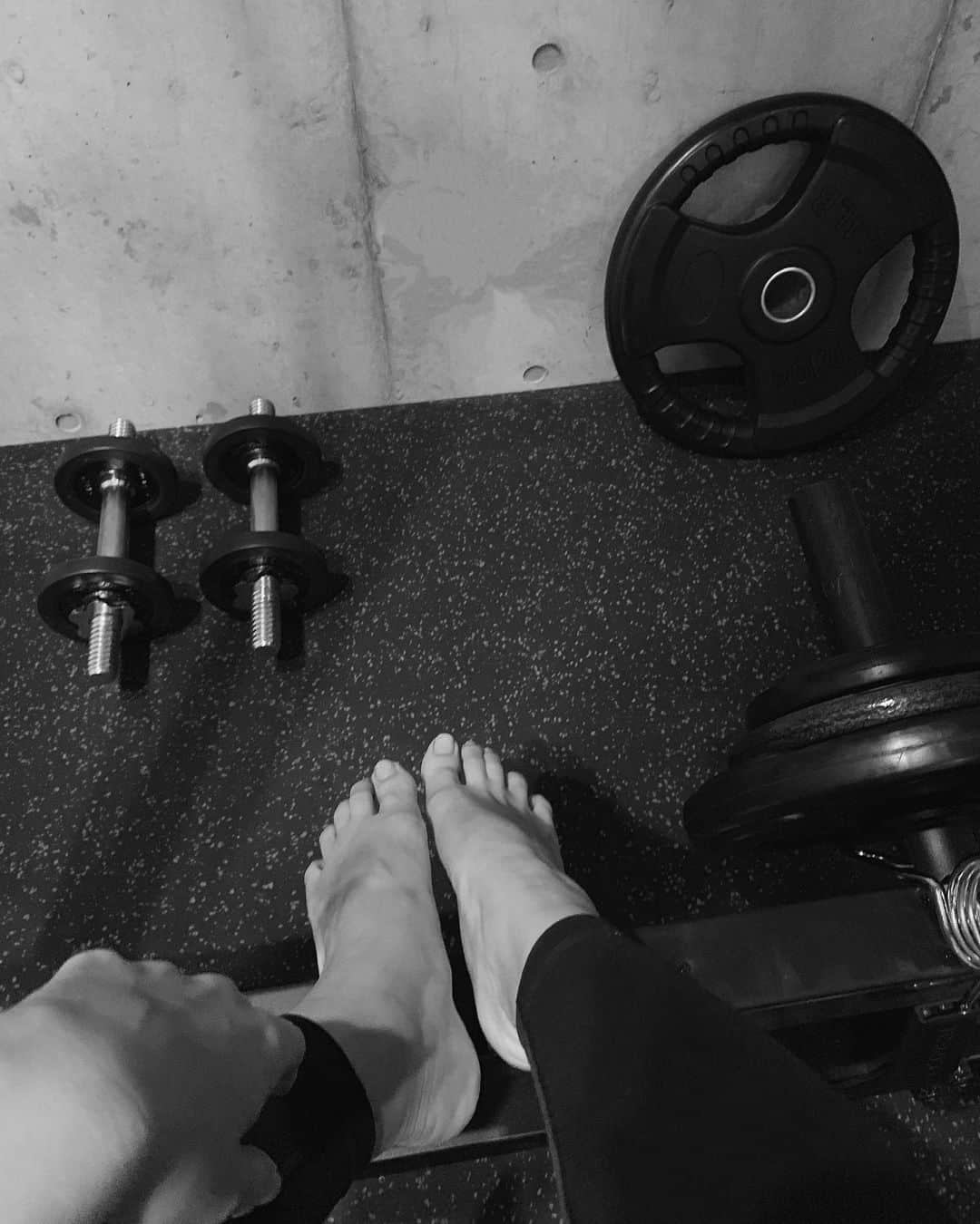 中村真里さんのインスタグラム写真 - (中村真里Instagram)「.﻿ パーソナルトレーニングで体力づくり。﻿ 仕事に支障出さないために💪🏻﻿ ﻿ あと、ずっと服が似合う身体でいたい﻿」11月25日 22時23分 - _marinakamura_