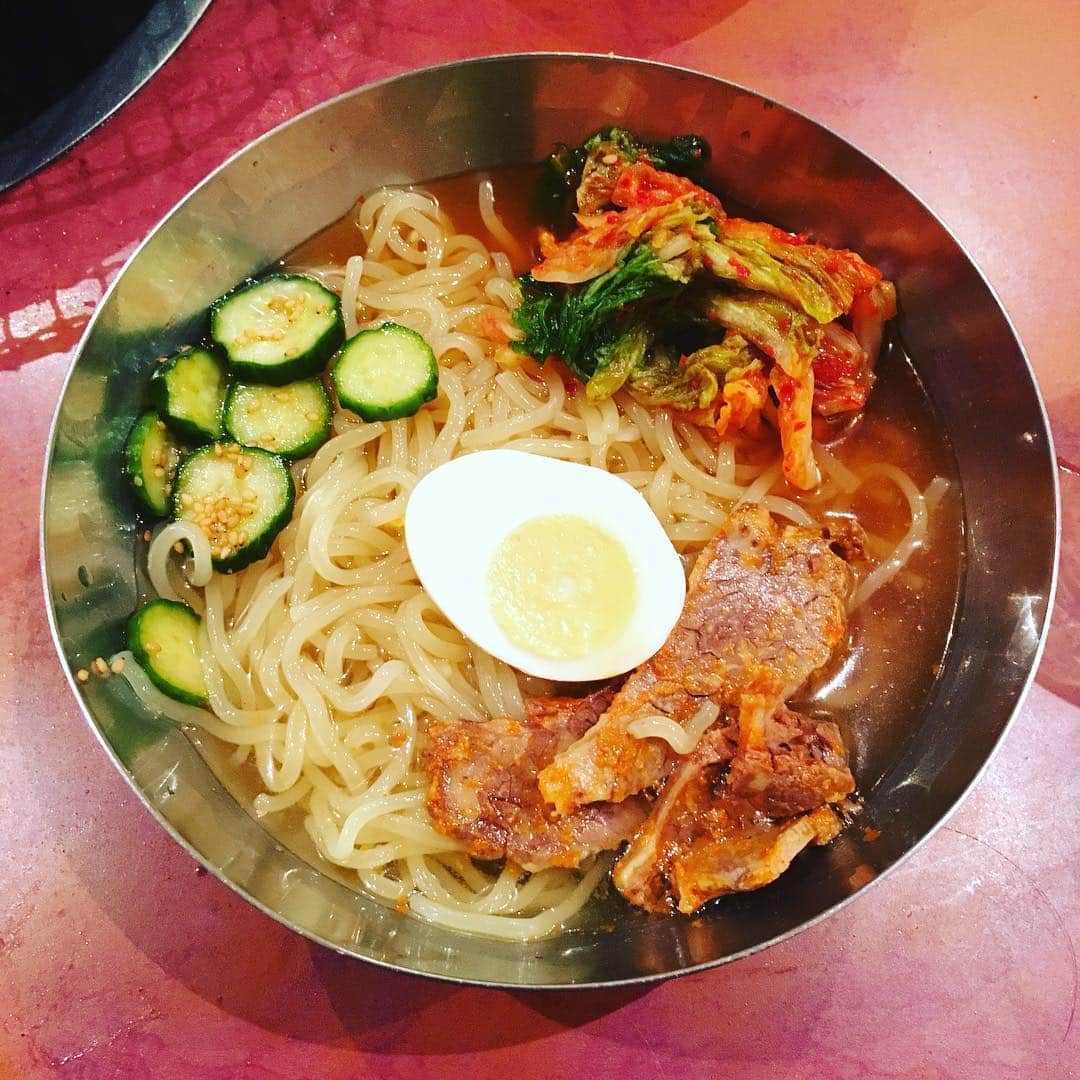 志摩有子さんのインスタグラム写真 - (志摩有子Instagram)「29回目の結婚記念日。学生時代から一緒に通っている本とさやへ。ロースグイも〆の冷麺もいつまでも変わらない美味しさ。 #結婚記念日 #浅草 #焼肉 #本とさや #三の酉 #大賑わい」11月25日 23時12分 - ariko418