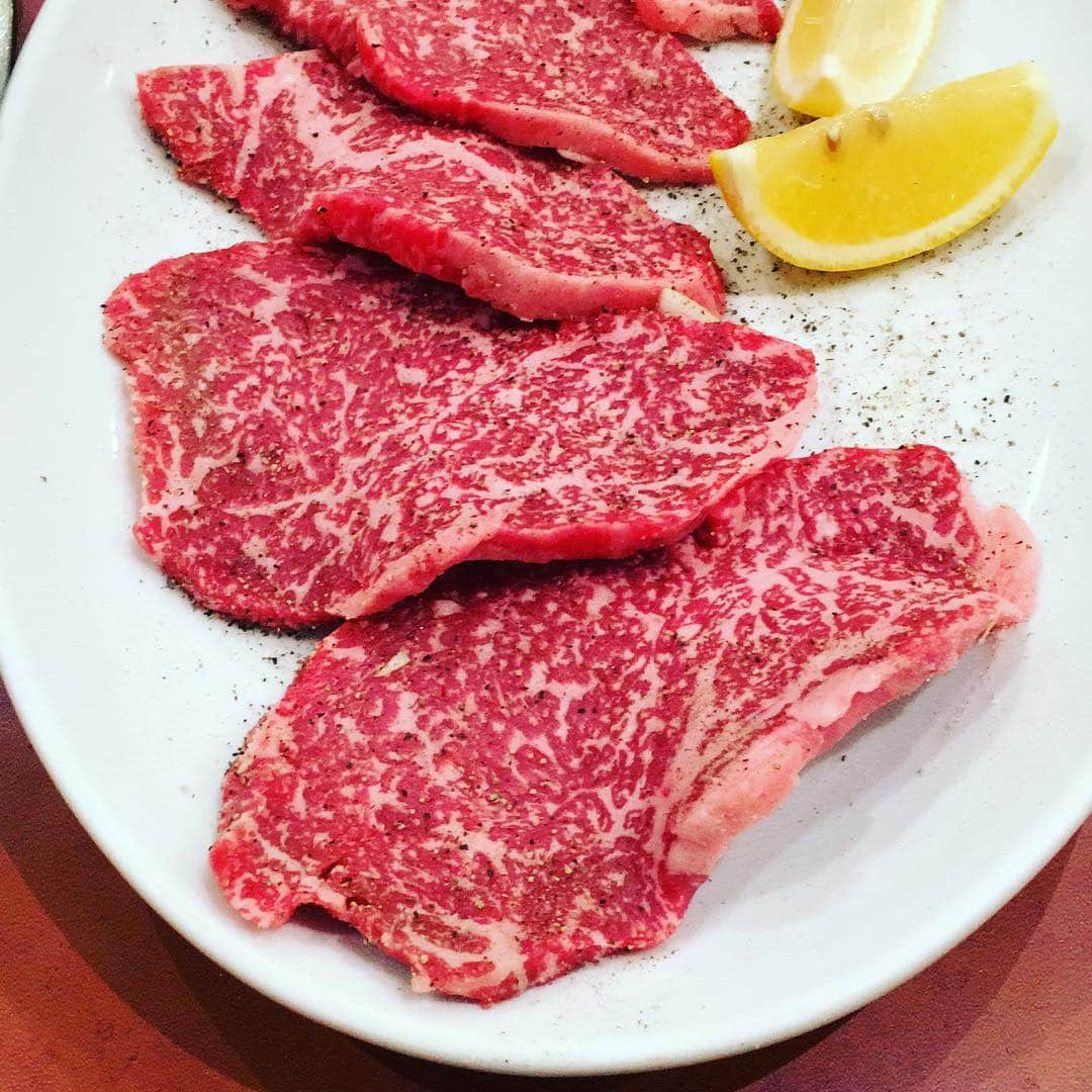 志摩有子さんのインスタグラム写真 - (志摩有子Instagram)「29回目の結婚記念日。学生時代から一緒に通っている本とさやへ。ロースグイも〆の冷麺もいつまでも変わらない美味しさ。 #結婚記念日 #浅草 #焼肉 #本とさや #三の酉 #大賑わい」11月25日 23時12分 - ariko418