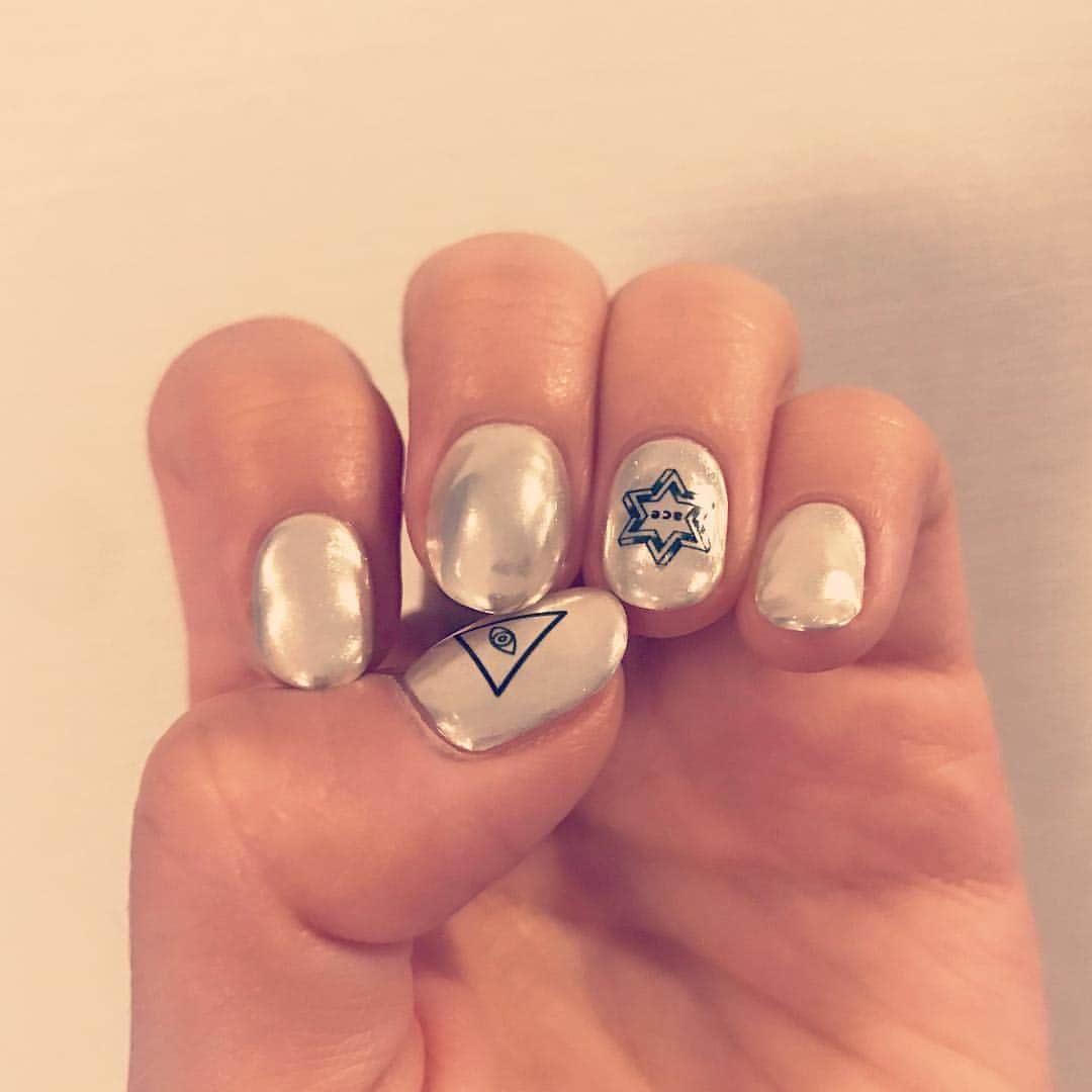 逢田梨香子さんのインスタグラム写真 - (逢田梨香子Instagram)「#new#nail #ミラーネイル  本日18時より「ランティス祭り2019」開催記者会見が配信されます。二年生組で出演するので観てね〜。」11月26日 9時57分 - aida_rikako_