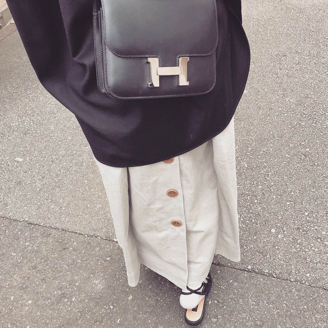 外村久美子さんのインスタグラム写真 - (外村久美子Instagram)「◎ パーソナルカラーが何色か急に気になる🤔 ・ ・ blouse skirt #yori_japan  shoes #sergiorossi  bag #hermes  #ootd#instagood」11月26日 9時57分 - kummy153
