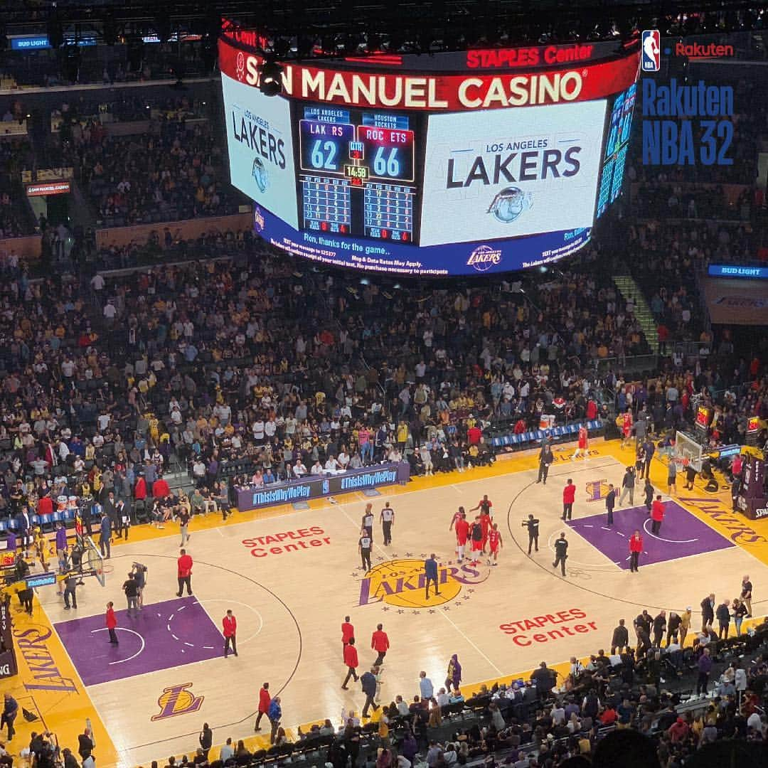 Rakuten NBA 32のインスタグラム：「今回はLakersの本拠地Staples Center特集！ 現地からStaples Centerの魅力をお届けします。 . まずはなんといってもアリーナ！ 2枚目の写真の通り、試合前にはド派手な演出が💥 ファンの心を高ぶらせる、選手たちのかっこいい映像が 中央の大きなスクリーンに映し出されます。 . 会場では沢山のファンが思い思いのLakersジャージを身に着け、会場全体が黄色一色に染まります。 . また会場外には、今年LAにやってきたLeBron James選手のグラフィティが！ さらにLakersのかつてのスーパースター "Magic" Johnson選手（4枚目）やKareem Abdul-Jabbar選手（5枚目）など レジェンド選手たちの銅像もあり、NBAファンの心をくすぐります😳 . ファンたちと会場が織りなすエキサイティングな空間、 Staples Centerにぜひ一度足を運んでみてはいかかでしょうか。 . -------------------- 楽天NBA32ではNBAの最新情報を発信しています。 選手インタビューやバスケアイテムの紹介など、耳寄り情報が盛りだくさん！ NBAの最新情報をゲットしたい方は @rakuten_nba32 をフォロー！ 会場情報は #rakutennba32_arena をチェックしてください。 -------------------- . . #nba #nbabasketball #RakutenTV #rakutennba32　#basketball #楽天TV #楽天NBA32 #バスケ #バスケ #バスケットボール #バスケ女子 #バスケ好きな人と繋がりたい #ステイプルセンター #StaplesCenter #レイカーズ #Lakers #マジックジョンソン#MajicJohnson #レブロンジェームズ #LeBronJames #KareemAbdulJabbar #nbashop」