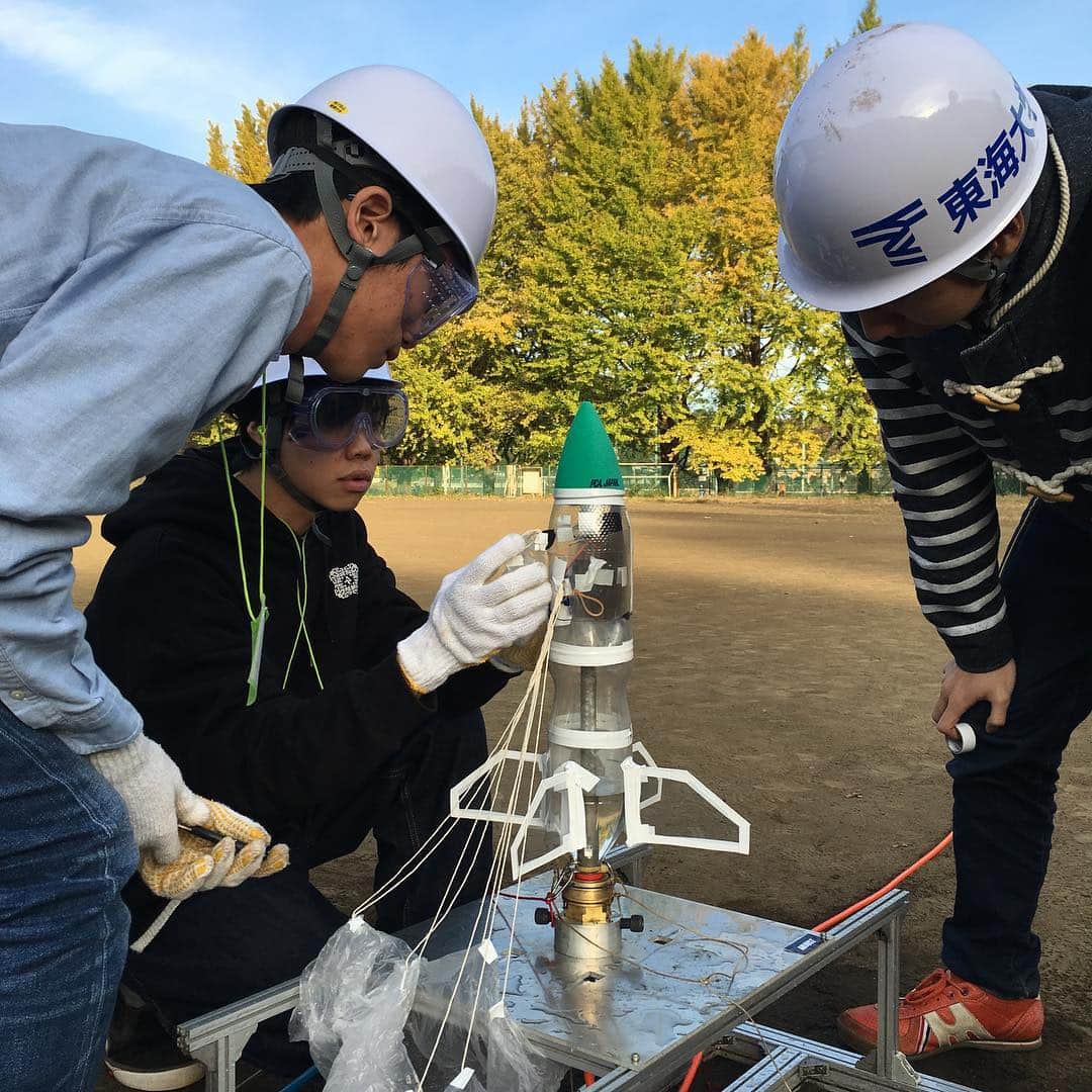 東海大学（公式）さんのインスタグラム写真 - (東海大学（公式）Instagram)「本学チャレンジセンター”Tokai Dream Space Teams”で11月25日に13歳以上を対象にマイコンを使用した高性能ペットボトルロケット🚀の発射技術を競う大会”IWRC2018”を開催✨ 紅葉🍁広がる湘南キャンパスにて12チーム約40名が参加、ロケットが打ち上がると拍手と歓声に包まれました #ペットボトルロケット」11月26日 10時00分 - tokai_univ_