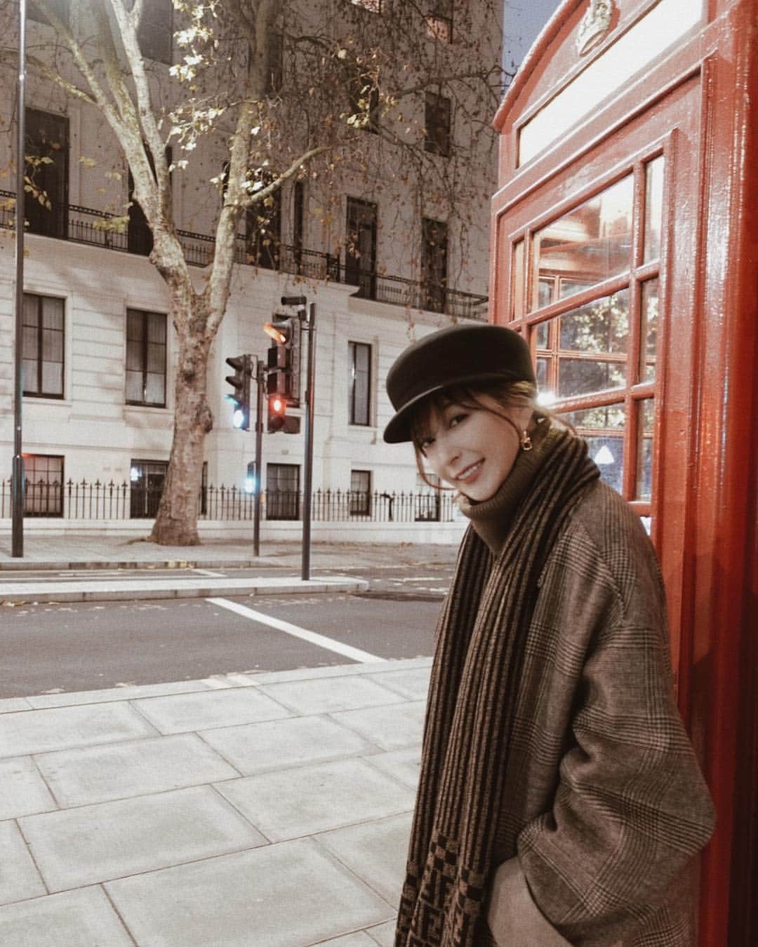 のインスタグラム：「赤い電話ボックスは結構いっぱいあるみたい🇬🇧 昼間もリベンジしたいー🤣💕 2枚目は嘘くさい笑顔写真。笑笑 ・ ・ ・ ・ #イギリス#ロンドン #london#uk#England#イングランド#旅#海外#trip#ヨーロッパ#Europa#unitedkingdom #🇬🇧#coordinate#ootd#outfit#fashion#blogger#japan#marque#marqueofficial#marqueimport#マルク」