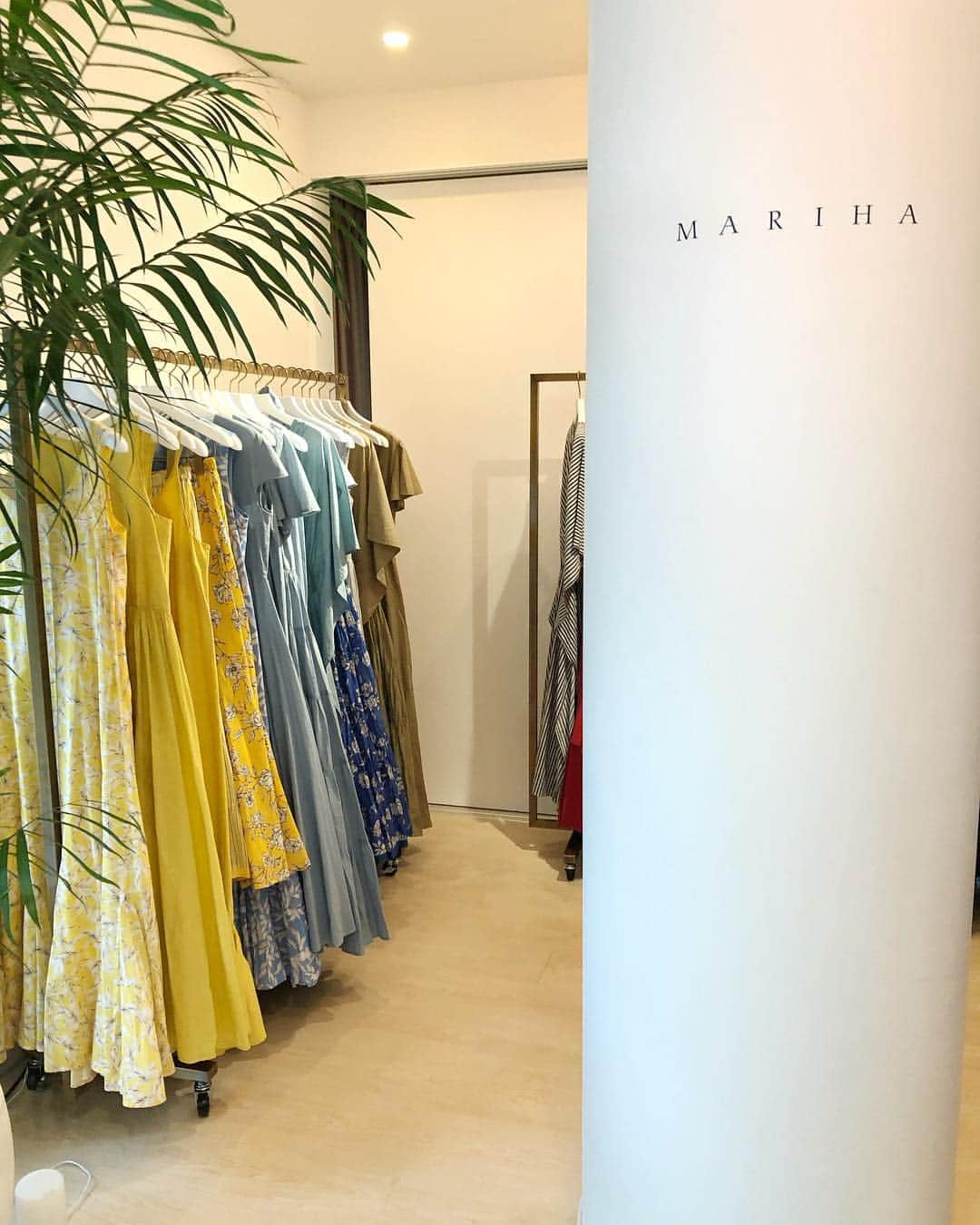 l.lily1013さんのインスタグラム写真 - (l.lily1013Instagram)「MARIHA 2019 S/S. ・ マリハの展示会に行ってきました🌺 ・ 来年はGWも10連休だし、 これを来て海にたくさん行きたいなぁと 妄想しながら。。。😌💛 ・ 今年も大人気だった @mariha_official  来期は型や色のバリエーションもますます増えて、 私でも似合うワンピが見つかりました✨✨ ・ ジュエリーも天然石がすごく素敵でしたよ😊 ・ ・ #MARIHA #マリハ#ワンピース#展示会#シンプルコーデ#リゾートコーデ#海#リンクコーデ #お揃いコーデ#カジュアルコーデ#デートコーデ#hawaii#タビジョ#海外ファッション #海外旅行 #旅行好きな人と繋がりたい #旅行コーデ #海が好きな人と繋がりたい #ママコーデ #ママファッション#outfit#ootd#locari#mineby3mootd」11月26日 10時20分 - l.lily1013