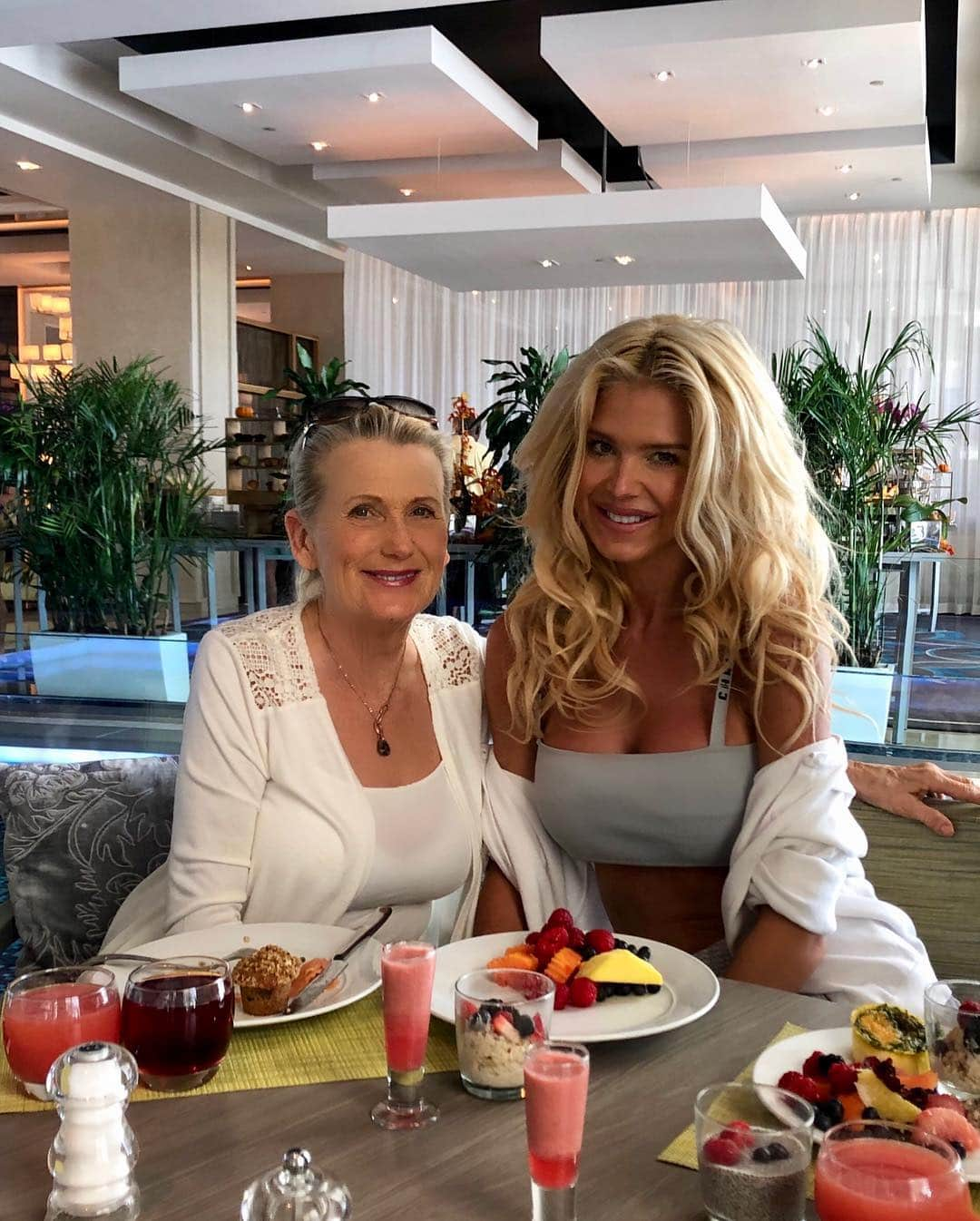 ヴィクトリア・シルヴステッドさんのインスタグラム写真 - (ヴィクトリア・シルヴステッドInstagram)「Amazing Sunday brunch with Mam 💜 Mam is slowly recovering after surgery so I’m so happy to get her out for an hour #familyfirst 🙌🏻」11月26日 6時04分 - victoriasilvstedt