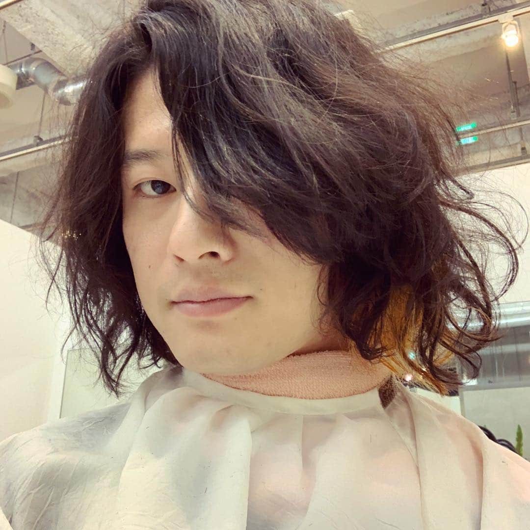 [ALEXANDROS]さんのインスタグラム写真 - ([ALEXANDROS]Instagram)「Just got a haircut, and started a private Instagram so follow me @hiro_isobe_alexandros Tour starts in few days see you all at our show. Hiro  髪切りました。と同時に、個人インスタ始めました。@hiro_isobe_alexandrosフォローしてみてくださいな◎もうすぐツアー始まります。会場でお会いしましょう。 ひろ」11月26日 19時29分 - alexandros_official_insta