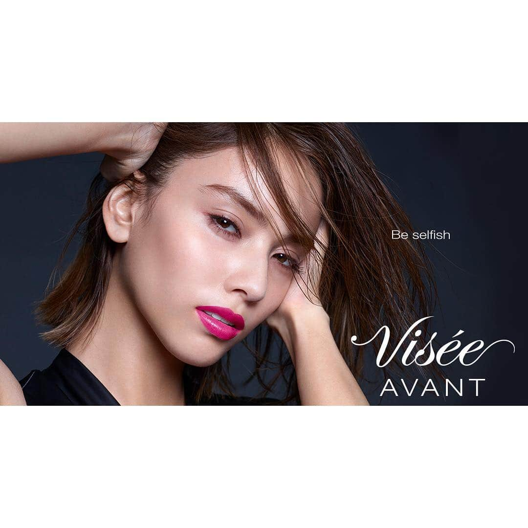 Visee official instagramさんのインスタグラム写真 - (Visee official instagramInstagram)「. Visée AVANTでは、よりエッジーな滝沢カレンさんのトータルメイクを公開💋 クールな表情に青みピンクのリップが印象的。 newカラーアイテムは見逃さないで✔︎ . (eye) ヴィセ アヴァン シングルアイカラー クリーミィ 104、107 (lip) ヴィセ アヴァン リップスティック 010 .  商品に関する詳しい情報はViséeの公式サイトをチェック❤ .  #visee #ヴィセ #viseeavant #ヴィセアヴァン #kose #コーセー  #シングルアイカラークリーミィ #リップスティック #滝沢カレン #新商品 #新作コスメ #アイカラー #メイク #コスメ #アイシャドウ #リップ #口紅 #トータルメイク #青みピンク #make #makeup #cosmetics #eyeshadow #lip」11月26日 18時00分 - visee_kose