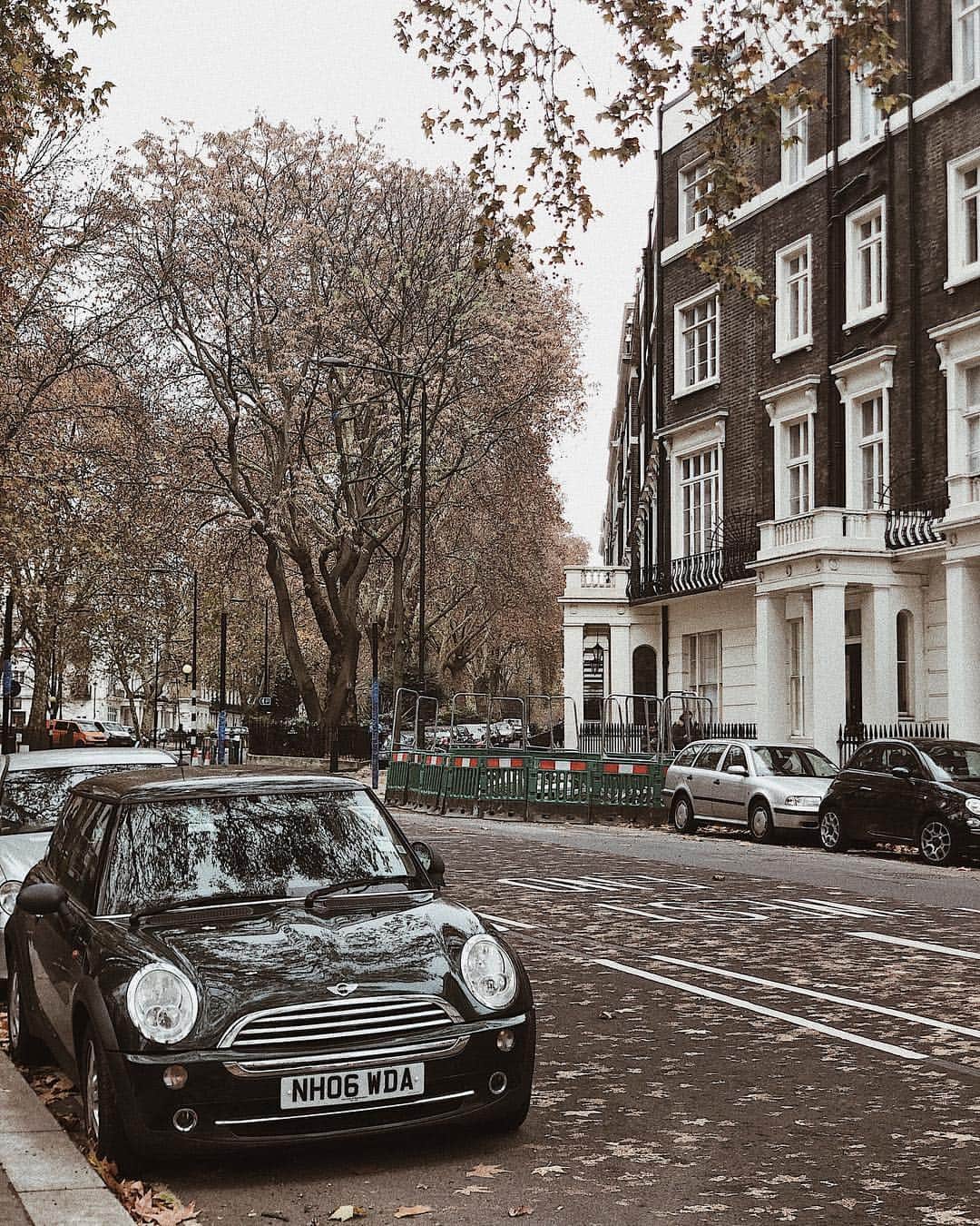 のインスタグラム：「ホテル出たらこんな風景。 街並が可愛すぎる😍✨ フランスやイタリアとはまた違った雰囲気で、凄く好きな感じ♡♡♡ ・ ・ ・ ・ #イギリス#ロンドン #london#uk#England#イングランド#旅#海外#trip#ヨーロッパ#Europa#unitedkingdom #🇬🇧」