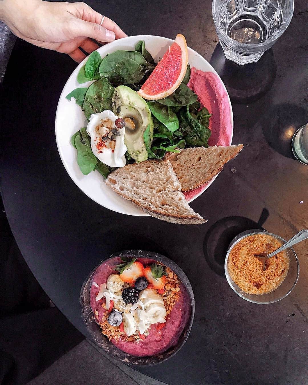 Top Dog Photoのインスタグラム：「TOP Barcelona 🥘 @lulu.barcelona 📷 por @layereditup •  #topbarcelonaresto Visita la galería de nuestro artista destacado para conocerlo y darle cariño !! Look at the featured gallery to share the L❤️VE #communityfirst」