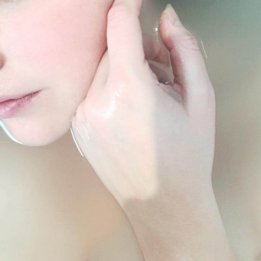JADE BLANCのインスタグラム：「【BATH TIME】 11/26は「 #いい風呂の日 」 肌や身体、今日の出来事を一人でゆっくり見つめる大切な時間がお風呂の時ではないでしょうか？ あなたのコンディションを知っているのはあなた自身です。今日もたっぷり愛してあげましょう。  @jade_blanc_official  #JADEBLANC #ジェイドブラン」