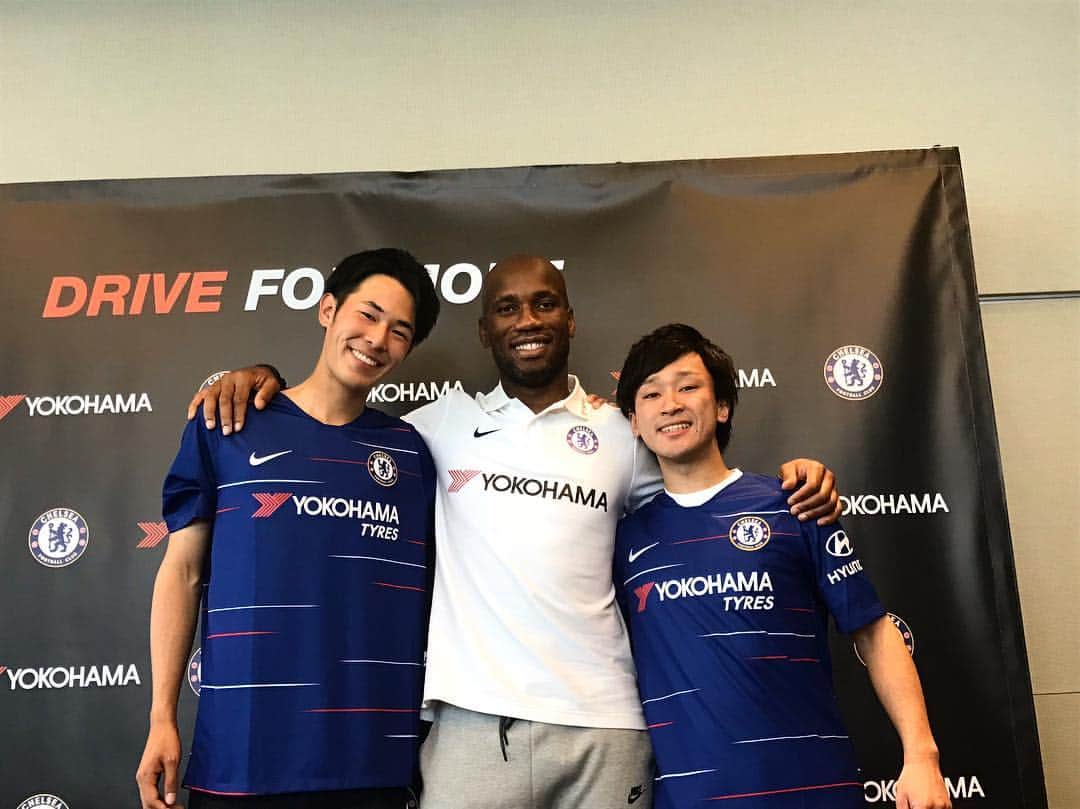 としみつのインスタグラム：「りょうがドログバ選手と対談しました。  凄い事です… ぼくもカメラマンで同行させてもらいましたが、あの手紙の動画からこんな事になるなんて感激でした。  動画にもなるのでお楽しみに！」
