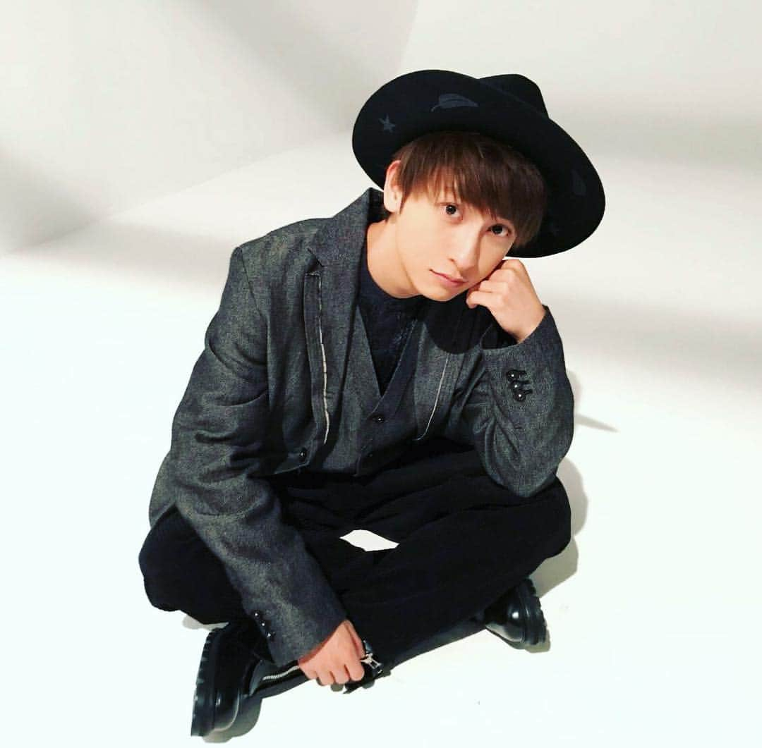 FINEBOYSさんのインスタグラム写真 - (FINEBOYSInstagram)「#AAA #與真司郎 #ファインボーイズ #12月号 #テイラードジャケット #特集 #オフショット #オンラインでもインタビュー公開中 #30歳にちなんで30の質問 #fineboysmagazine #fineboysonline」11月26日 19時10分 - fineboys_jp