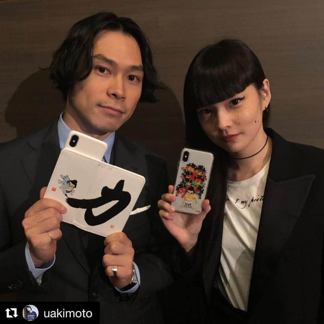 GO AKIMOTOさんのインスタグラム写真 - (GO AKIMOTOInstagram)「#Repost @uakimoto with @get_repost ・・・ 新しいiPhoneケースできました🙆‍♀️ 千代の富士 x 瀧下和之 さんとの コラボ✌️ 父の 直筆の書と、この為に書き下ろしていただいた イラストをプリントしてます👹 #千代の富士 #瀧下和之 プロフィールにある オンラインショップで購入できます✅」11月26日 19時12分 - go_akimoto