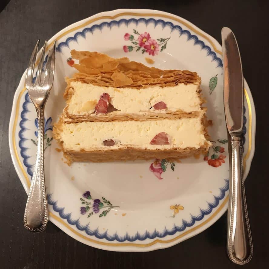 酒元麻衣（まいへー）のインスタグラム：「先日、CAFE de GINZA みゆき館で食べたミルフィーユ🍽とっても美味しかったです。。！私は立川の店舗でお茶しました🍓ミルフィーユお好きな方におすすめです🍓 今日は、実家でまったりしてます。 #カフェ#銀座みゆき館#喫茶店#ミルフィーユ」