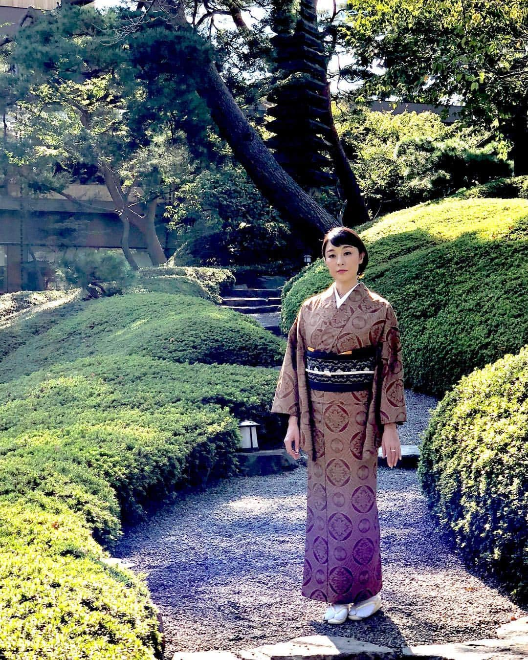 伊藤歩さんのインスタグラム写真 - (伊藤歩Instagram)「A Japanese Tradition 👘  お天気気持ち良いですね☀️ " 美しいキモノ " 2018年冬号 11月20日に発売されました  何着か着させていただいたので 写真アップしていきますね💋  #lovejapan#iamjapanese#japanesetradition#kimono#japaneseactress#tokyolife#palacehoteltokyo#asianactor#catlover#着物好き#日本好き#猫好き#平成最後の秋#美しいキモノ#伊藤歩」11月26日 11時05分 - ayumi__ito