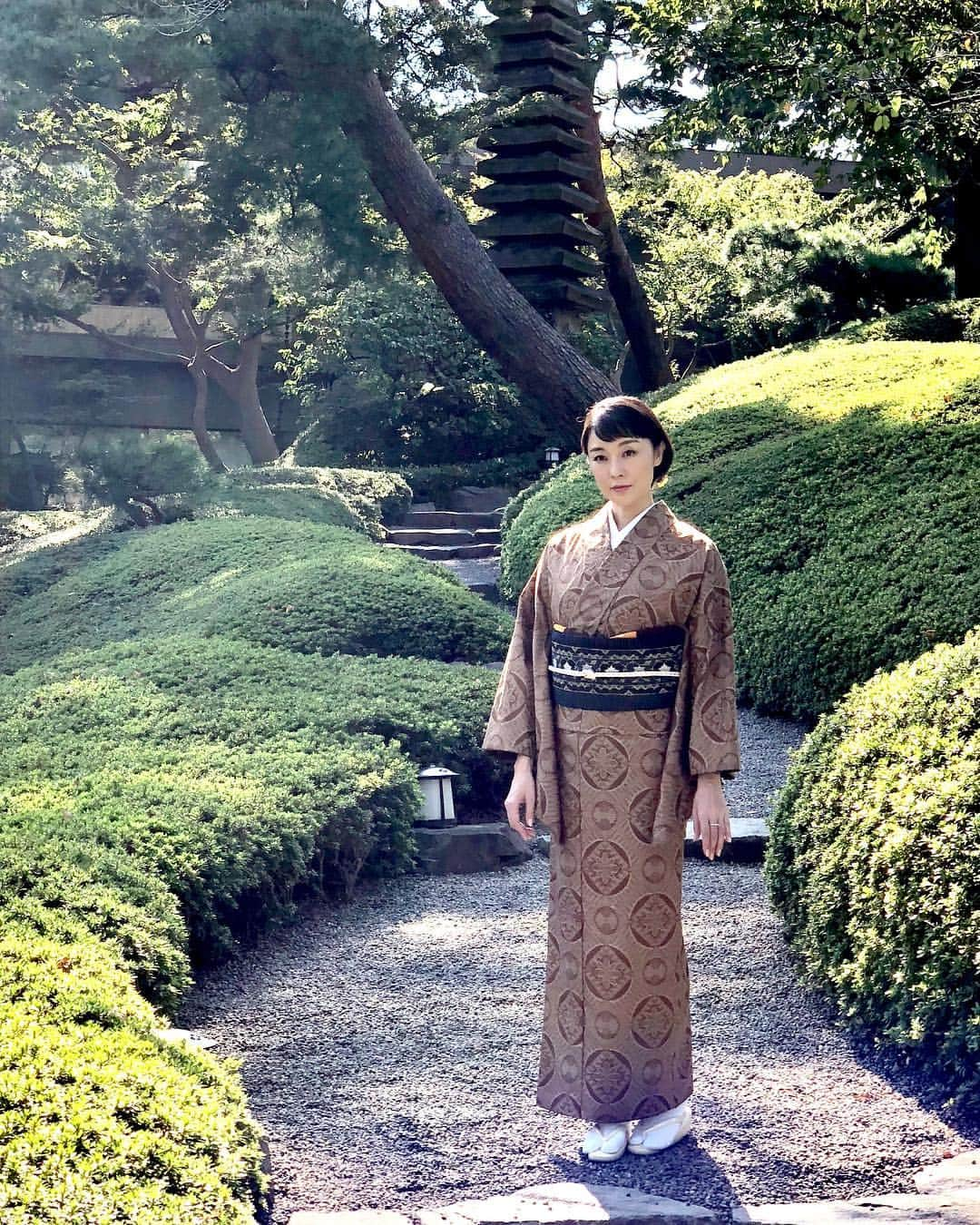 伊藤歩さんのインスタグラム写真 - (伊藤歩Instagram)「A Japanese Tradition 👘  お天気気持ち良いですね☀️ " 美しいキモノ " 2018年冬号 11月20日に発売されました  何着か着させていただいたので 写真アップしていきますね💋  #lovejapan#iamjapanese#japanesetradition#kimono#japaneseactress#tokyolife#palacehoteltokyo#asianactor#catlover#着物好き#日本好き#猫好き#平成最後の秋#美しいキモノ#伊藤歩」11月26日 11時05分 - ayumi__ito