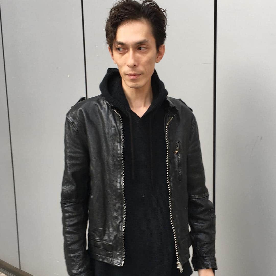 のインスタグラム：「. 秋スタイル。 . . 街はクリスマス一色ですね🎄 . . お出かけスタイル💫 . . top NEIL BARRETT . parker soph.net . pant GUCCI . watch MAVEN WATCHES . shoes adidas . . ikko_contiforceで10％offで購入できますよ。 . ホームページ　http://mavenwatches.jp . @mavenjapan . . . . . . . ------------------------------------------------ #マベン#マベンウォッチズ#時計#腕時計#mavenwatches#手元倶楽部#秋服コーデ #メンズファッション #ootd#アラフォー」