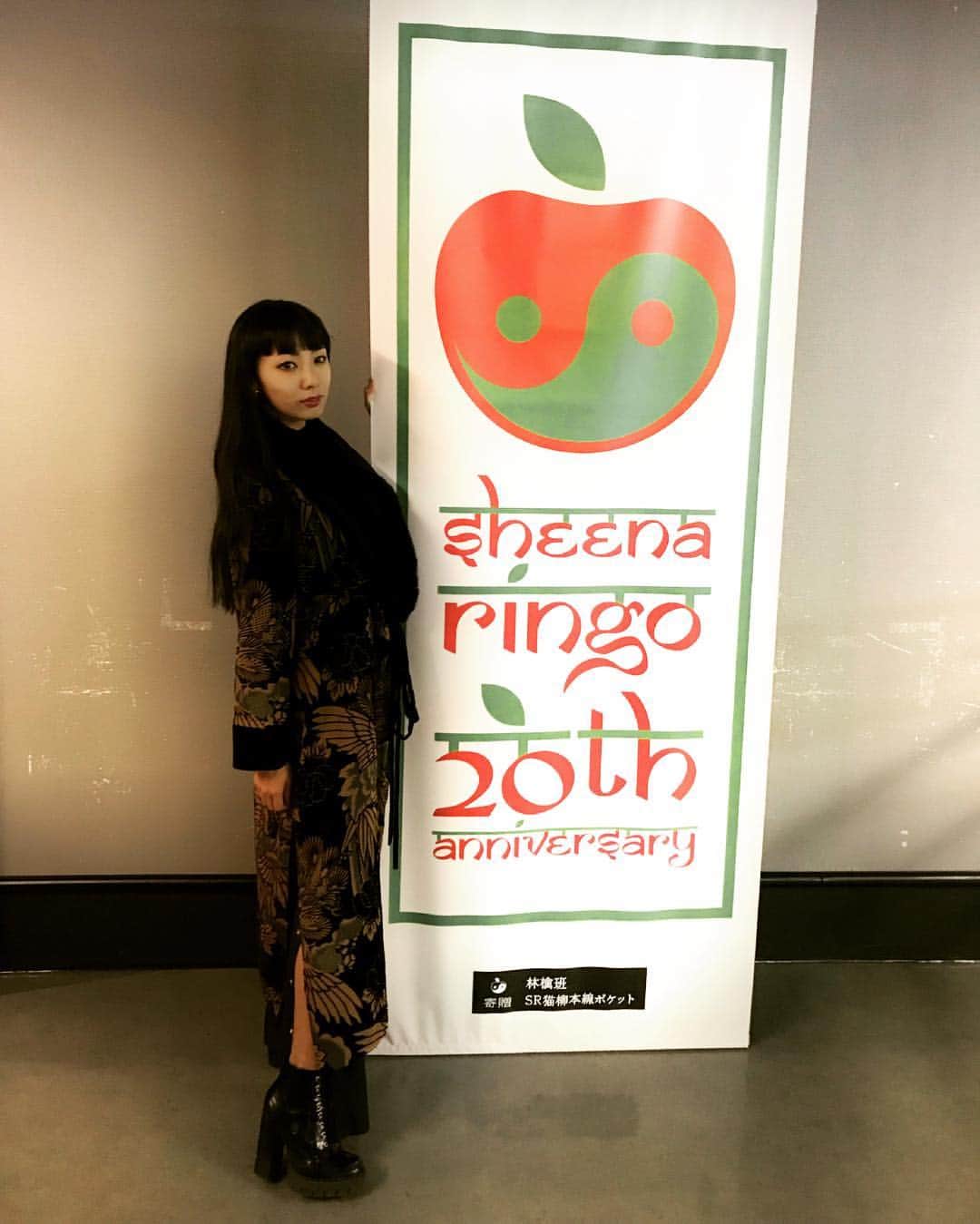 のインスタグラム：「彼女の音楽を聴かなかったらわたしはきっとこう育たなかった、と思うことも屡々。 * 11/25 誕生日 そして、デビュー20周年 椎名林檎　(生)林檎博'18　－不惑の余裕－ * 心からの祝福と、感謝を * 幸せな時間でした🍎 そして、気持ちが締まる日でした * * がんばろ * * #椎名林檎 #林檎博18 #不惑の余裕 #live #小学生の頃から好きなんです」