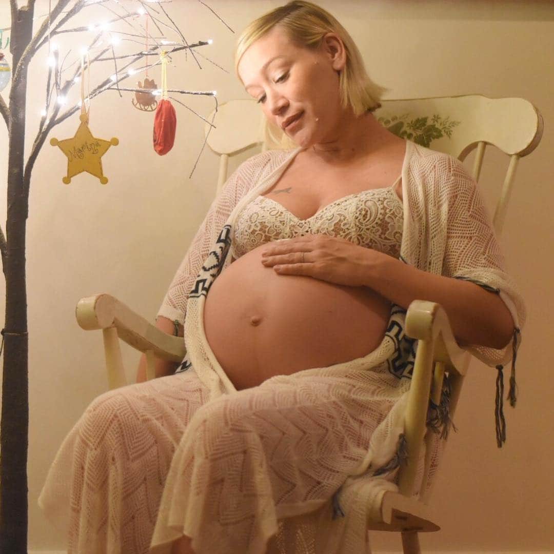 マリーナ・べネディクトのインスタグラム：「Everyone has been wondering what I’ve been up to... well...surprise! I booked the role of my dreams. Our son, River Cass Papazian, should arrive any day now. Please send good wishes and hold us all in love and light. #Mom #Baby #Birth #Pregnancy #Natural #Warrior #Woman #MamaBear #BabyBear #River #MyHeart #MyLove #MyBaby」