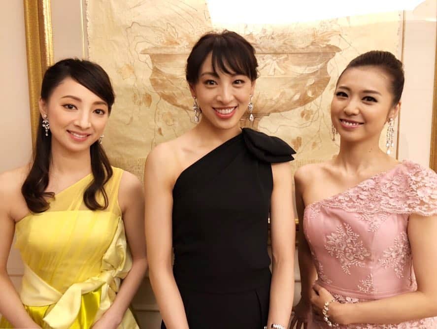 白羽ゆりのインスタグラム：「20周年同期コンサート。  懐かしくて幸せ過ぎる時間でした！！自分達で企画して、たくさんの方の支えがあり、こうして夢が叶いました！  お祝いに駆けつけて下さったファンの皆さま！ありがとうございました💕  第1ホテルさんからは、こんなサプライズなデザートも！  幸せだなぁ😍  音月桂・遠野あすかと。 偶然ですが、3人共衣装がワンショルダーですね。  由香ちゃんバンドの皆さんも、お世話になりました！」