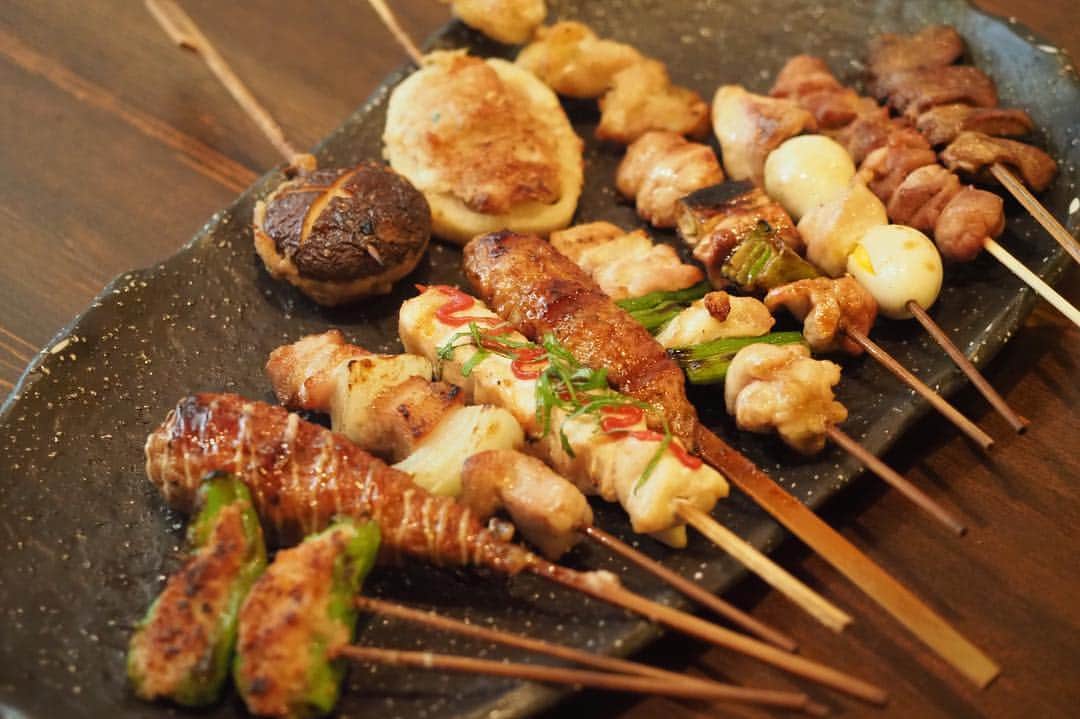 Tuning（チューニング）のインスタグラム：「◯ . 創業23年の焼き鳥屋。贅沢せせり肉から作った、手作りのつくねは創業当初から続く不動の人気メニュー。こだわりの一本を食べてみて！ . 『焼き鳥 各種 / 90円〜』 . おやじのげんこつ / 福井市文京5-17-1 / 0776-25-7900/ 水曜日 定休 . #福井県#福井市#焼き鳥#居酒屋#福井グルメ#グルメ#つくね#忘年会#宴会#ひとりのみ」
