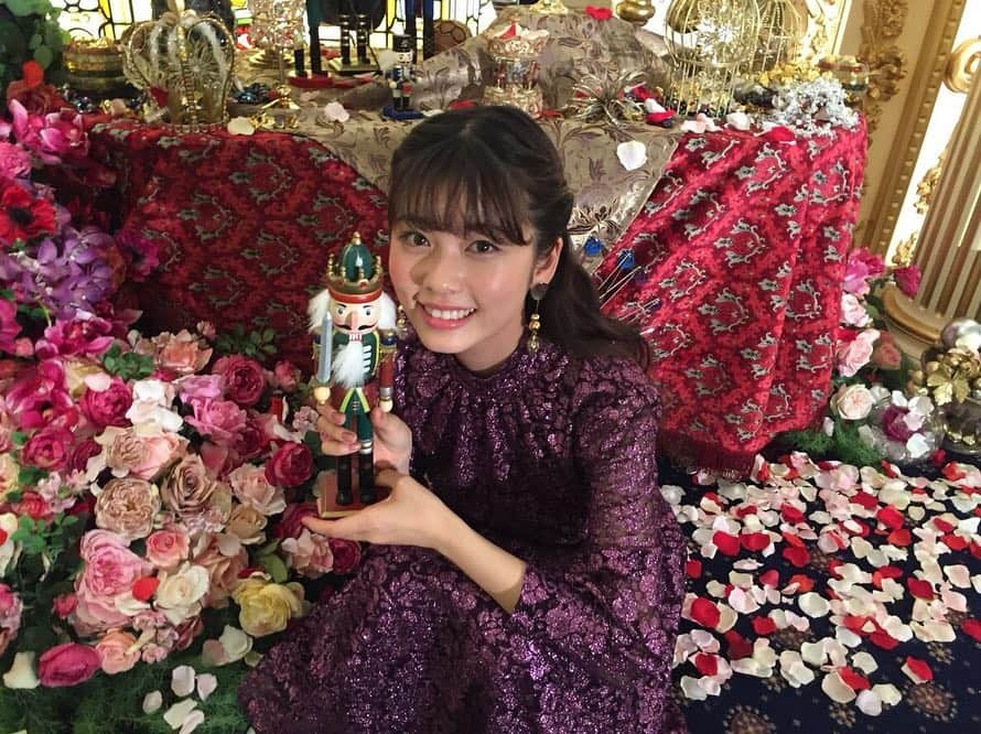 小芝風花さんのインスタグラム写真 - (小芝風花Instagram)「今日は「くるみ割り人形と秘密の王国」のプレミアムイベントがありました😊 ステージは、４つの王国を表現されていて、とてもキラキラしていて素敵でした🌟 衣装は、クララをイメージした紫のドレス👗 秘密の王国に迷い込んだみたいで、とてもドキドキしました😊 映画はもうすぐ公開されますので、お楽しみに♪ #ディズニー #くるみ割り人形と秘密の王国 #クララ #吹き替え #11月30日公開」11月26日 19時36分 - fuka_koshiba_official