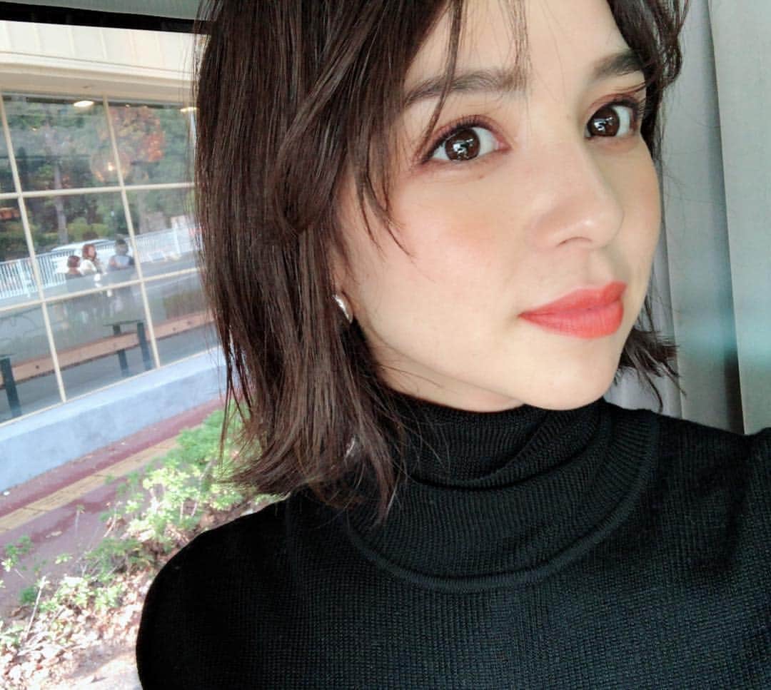 のインスタグラム：「タートルに赤リップ 冬の定番。 今日はロケだったけど、日が出てるとまだまだあったかいね😊  #mama #mother #model #shooting #magazine #tokyo #japan」