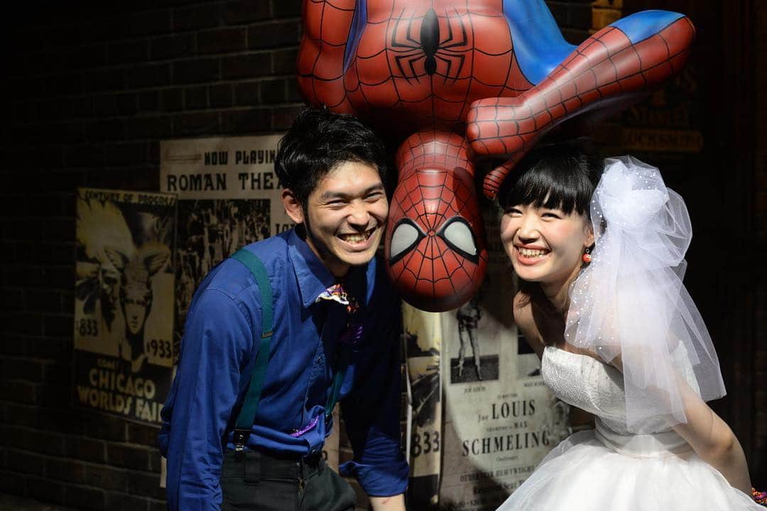 Famarryのインスタグラム：「Spiderman for some Marvel humor in your prewedding shoot! #OhtakaPhotoStudio  スパイダーマンと一緒のフォトウェディング :) #ユニバーサルスタジオ  ーーーーーーーーーーーーーーーーーーーーーーー Want to plan your own overseas photoshoot? Check us out at  @famarry_jp or our website! くわしくは@famarry_jpプロフィールのURLから！ ーーーーーーーーーーーーーーーーーーーーーーー With over 800 photographers registered in our database, we have all the resources to make your dream photoshoot a reality. Just let us know... What is your dream? どこでもフォトウェディングの最高の舞台に。もっとクリエイティブに、もっと自由に。最安値で理想の撮影を実現。 国内、海外の800人以上のプロフォトグラファーが登録。ロケーション、ウェディング当日撮影、ハネムーンフォトも思いのままに。 ——— #ウェディング撮影といえばファマリー #出張カメラマン #出張撮影 #前撮り #後撮り #ロケーション撮影 #ウェディングフォト #フォトウェディング #ロケーションフォト #結婚写真 #花嫁準備 #結婚 #結婚準備 #写真家 #famarry #ファマリー  #destinationwedding #destinationweddingphotographer #prewedding #preweddingphoto #weddingphotographer #preweddingideas #couplephotography #bride #bridetobe #japan #destinationphotographer #japanprewedding」